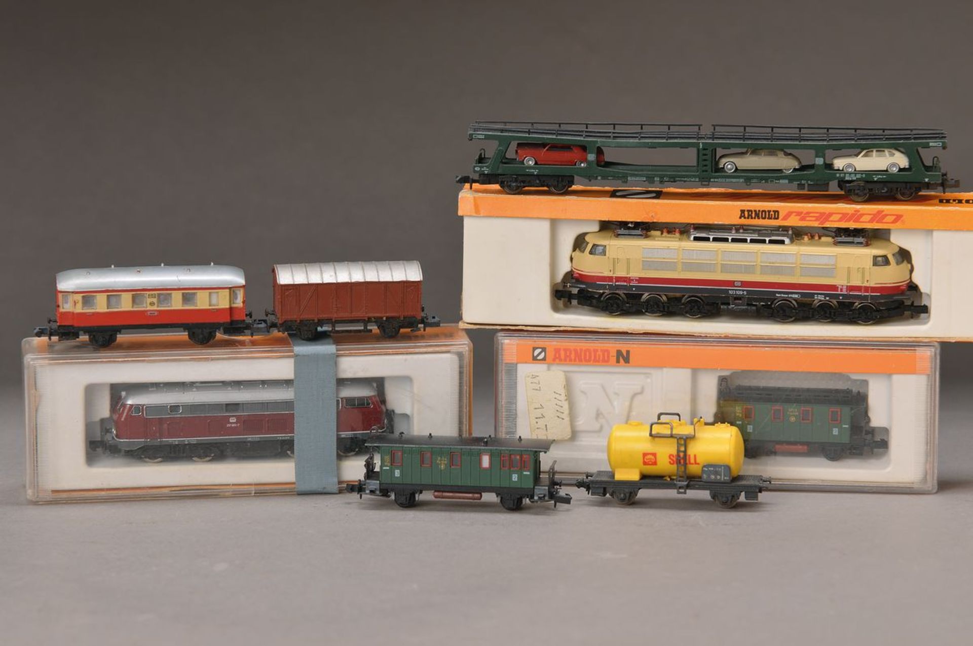 Arnold, Spur N: 6 Lokomotiven und 7 Personen- und Güterwaggons, E-Lok 2051; 103 109-5, Dampflok