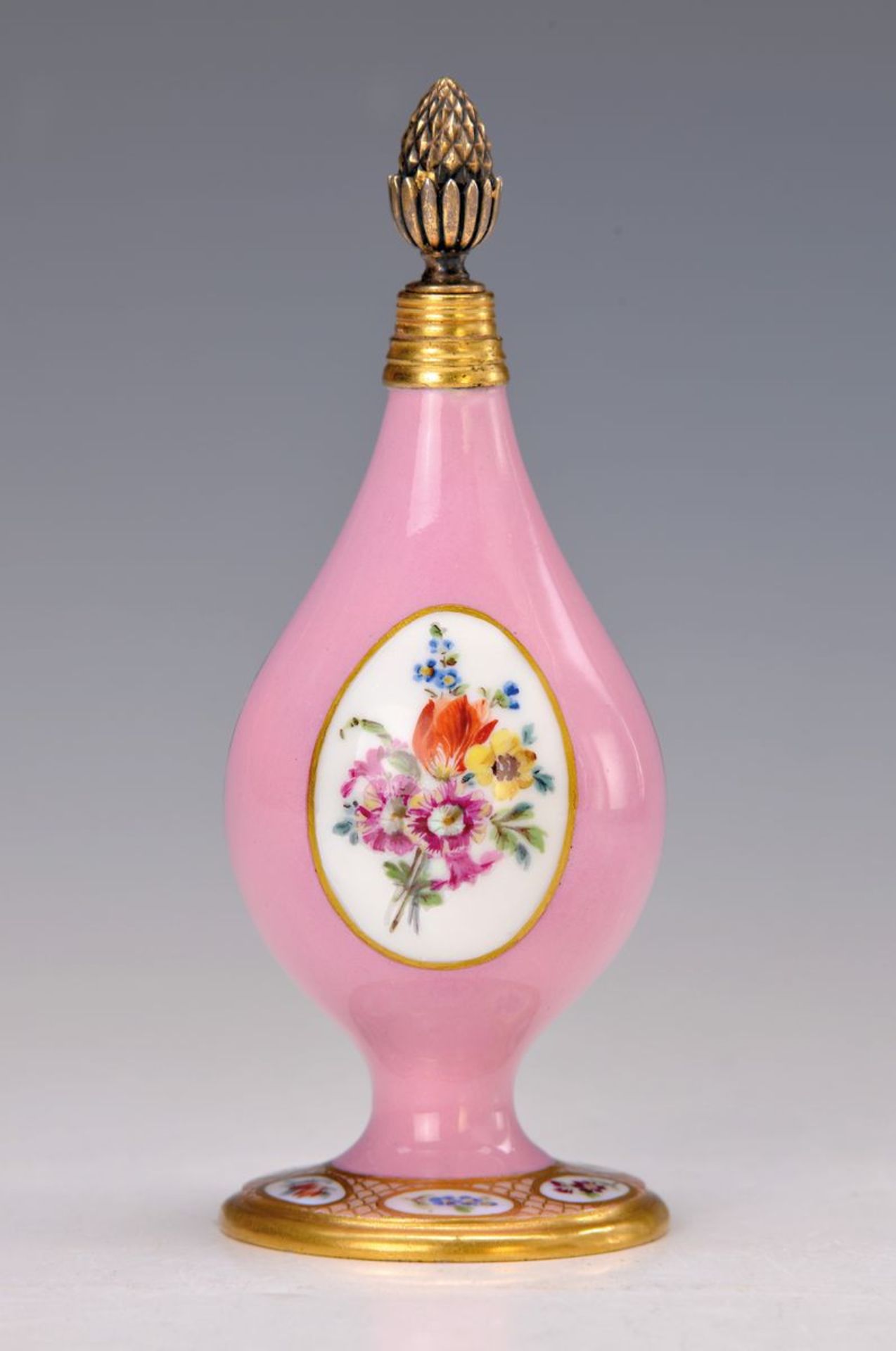 Flakon, Meissen, um 1774-1810, birnenförmiger Korpus, rosegrundiges Goldclorid, drei Kartuschen