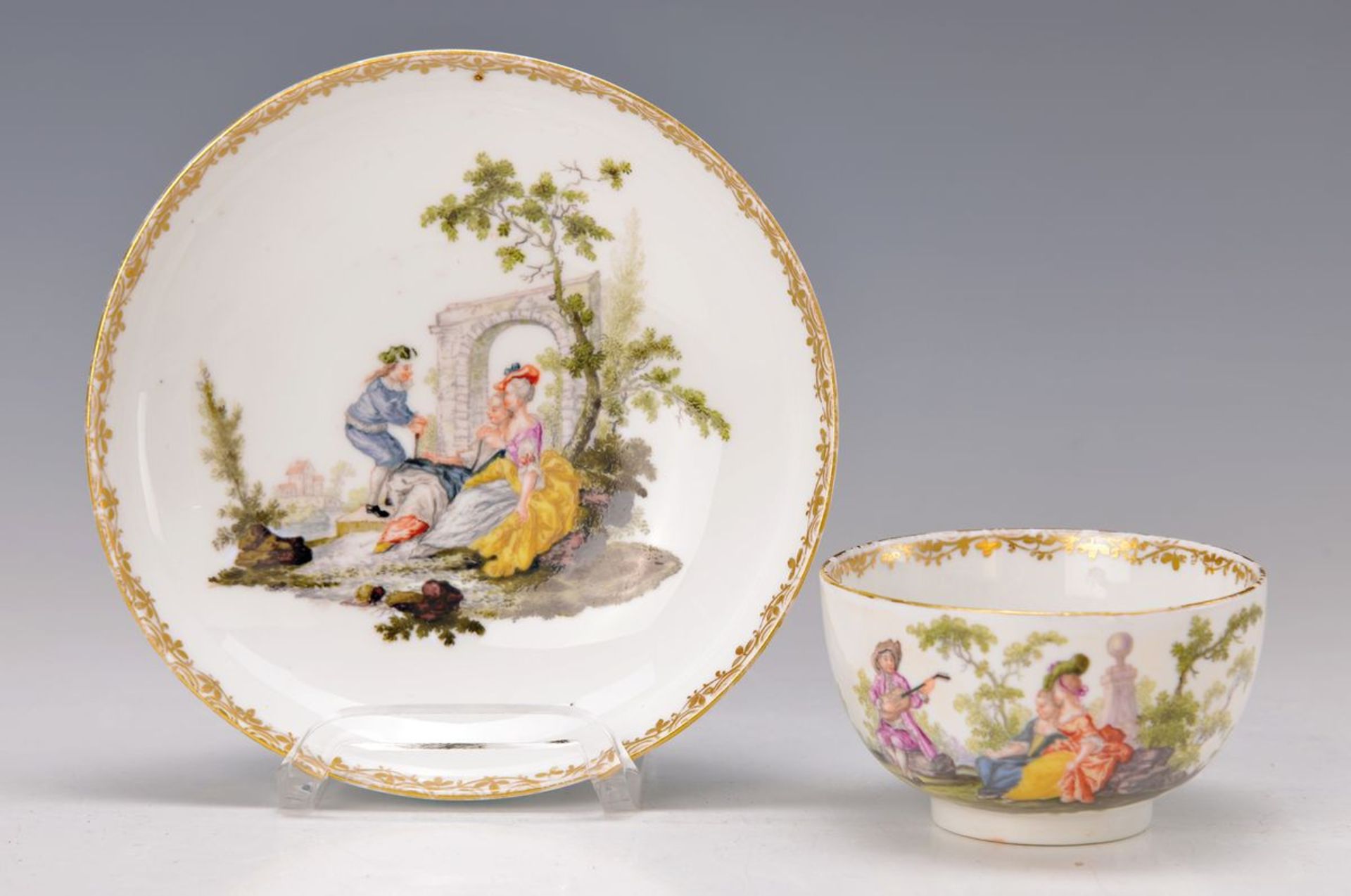 Tasse mit Untertasse, Meissen, um 1760, Maler: Gottlieb Bonaventura Häuer, zwei junge höfische Damen