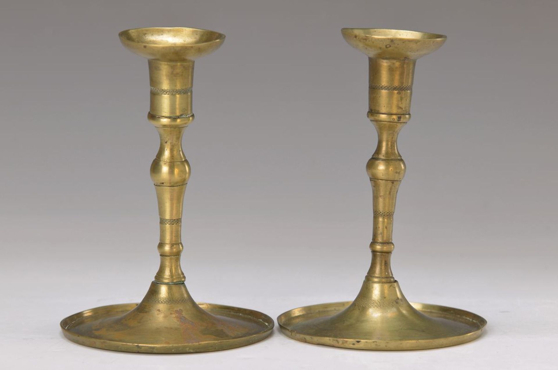 Paar Kerzenleuchter, süddeutsch, um 1730/40, Bronze, weite Schraubung, umlaufender punzierter