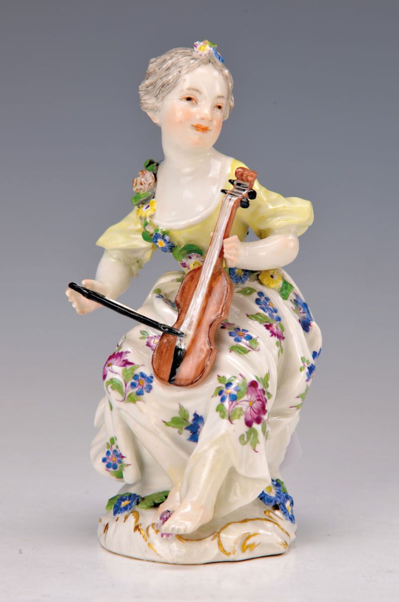 Porzellanfigur, J. J. Kaendler, um 1750-55, Mädchen auf ihrem Cello spielend, aus der Serie: Fünf