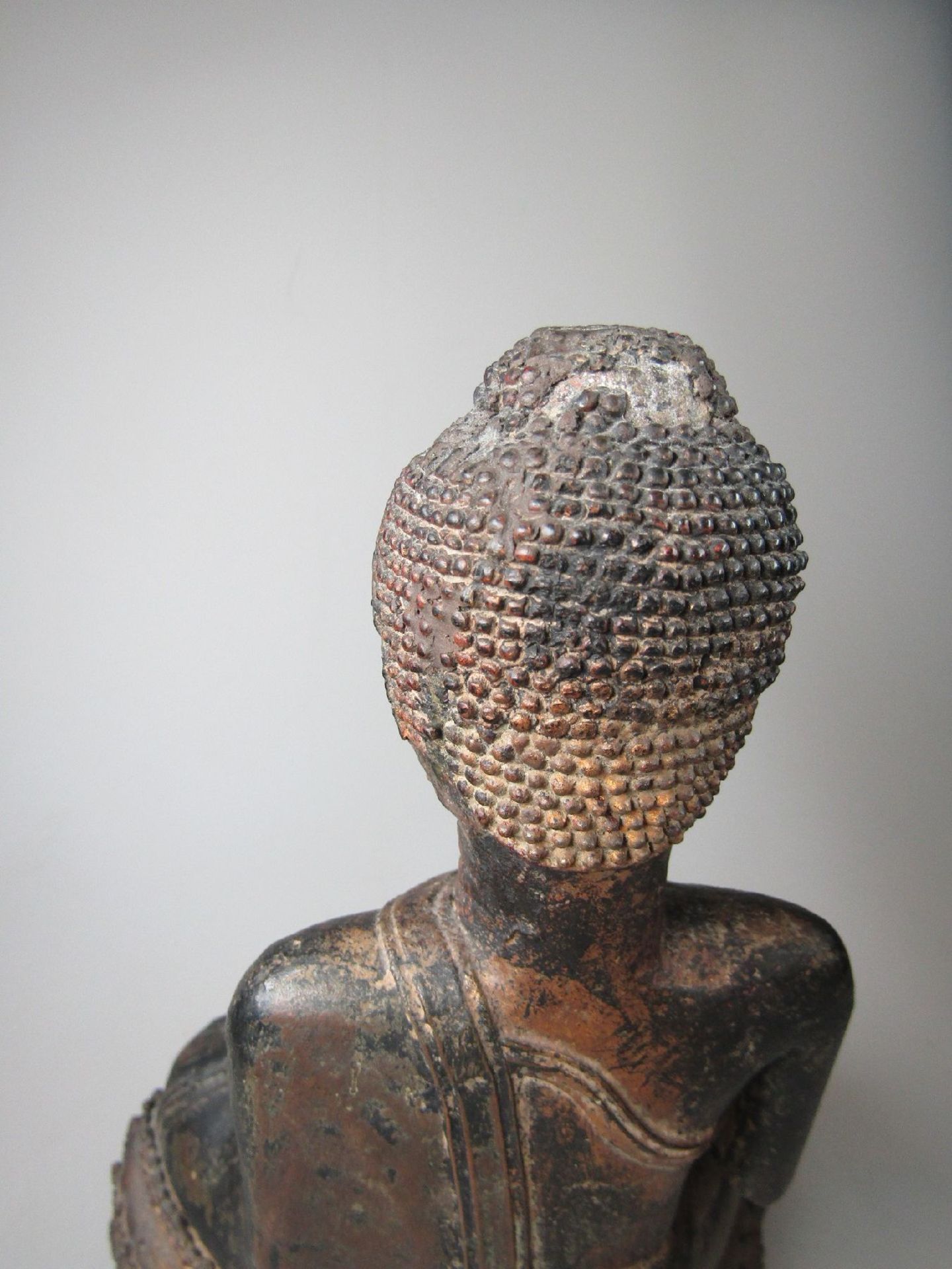 Buddha, Indochina, 19.Jh., Bronze, dunkelbraun patiniert, mineralisch gefüllt, Reste alter - Bild 9 aus 9