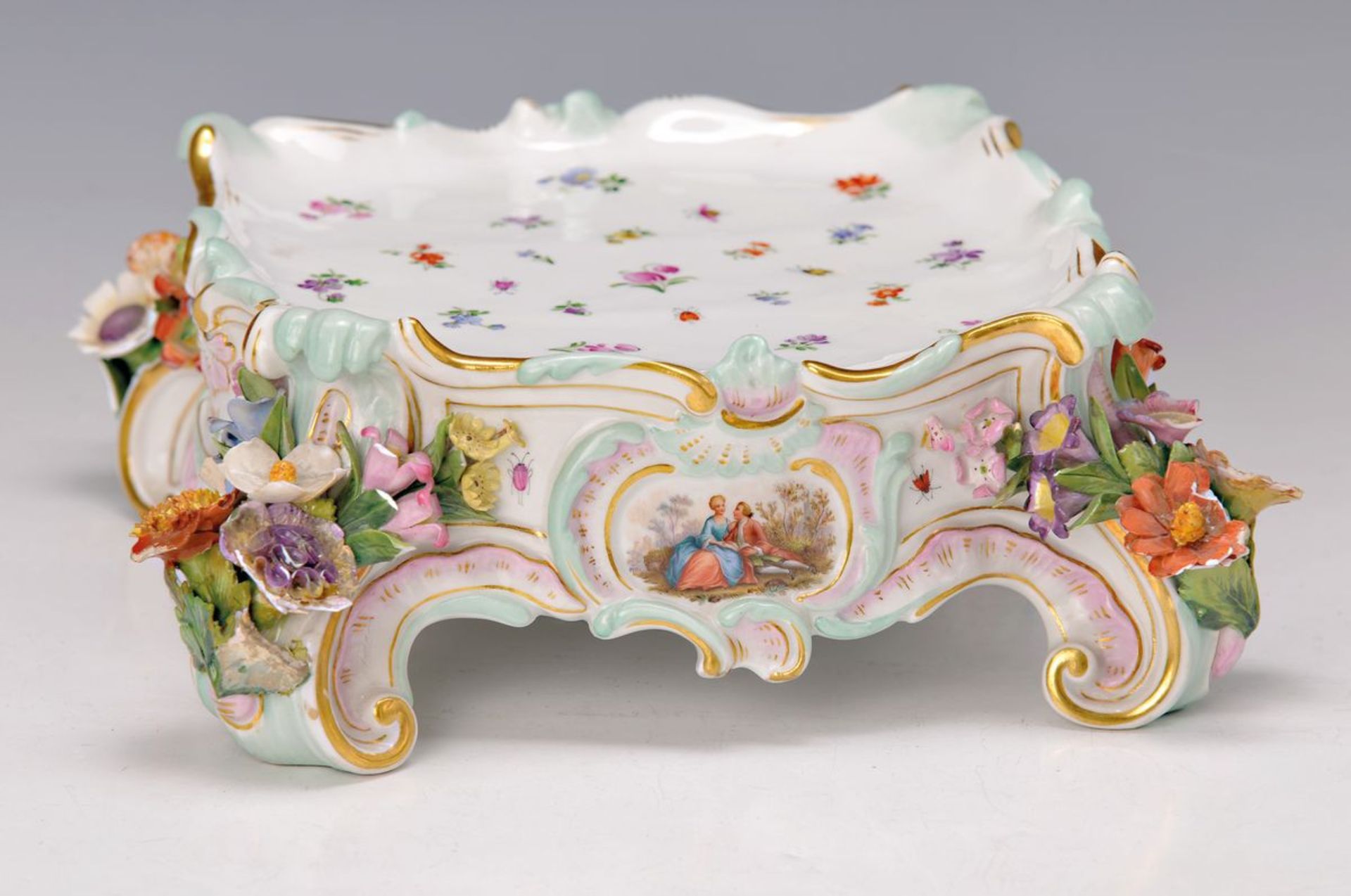 Postament/Sockel für eine Vase, Meissen, um 1860, applizierter Blütendekor, restauriert und leicht