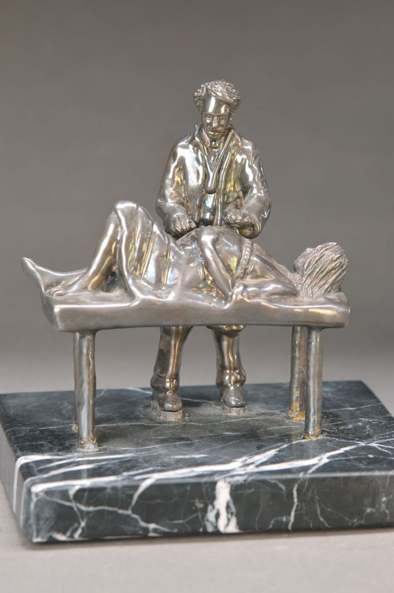 Skulptur, 1950er Jahre, 925er Sterling Silber gefüllt, Geburtshelfer und hochschwangere Frau,
