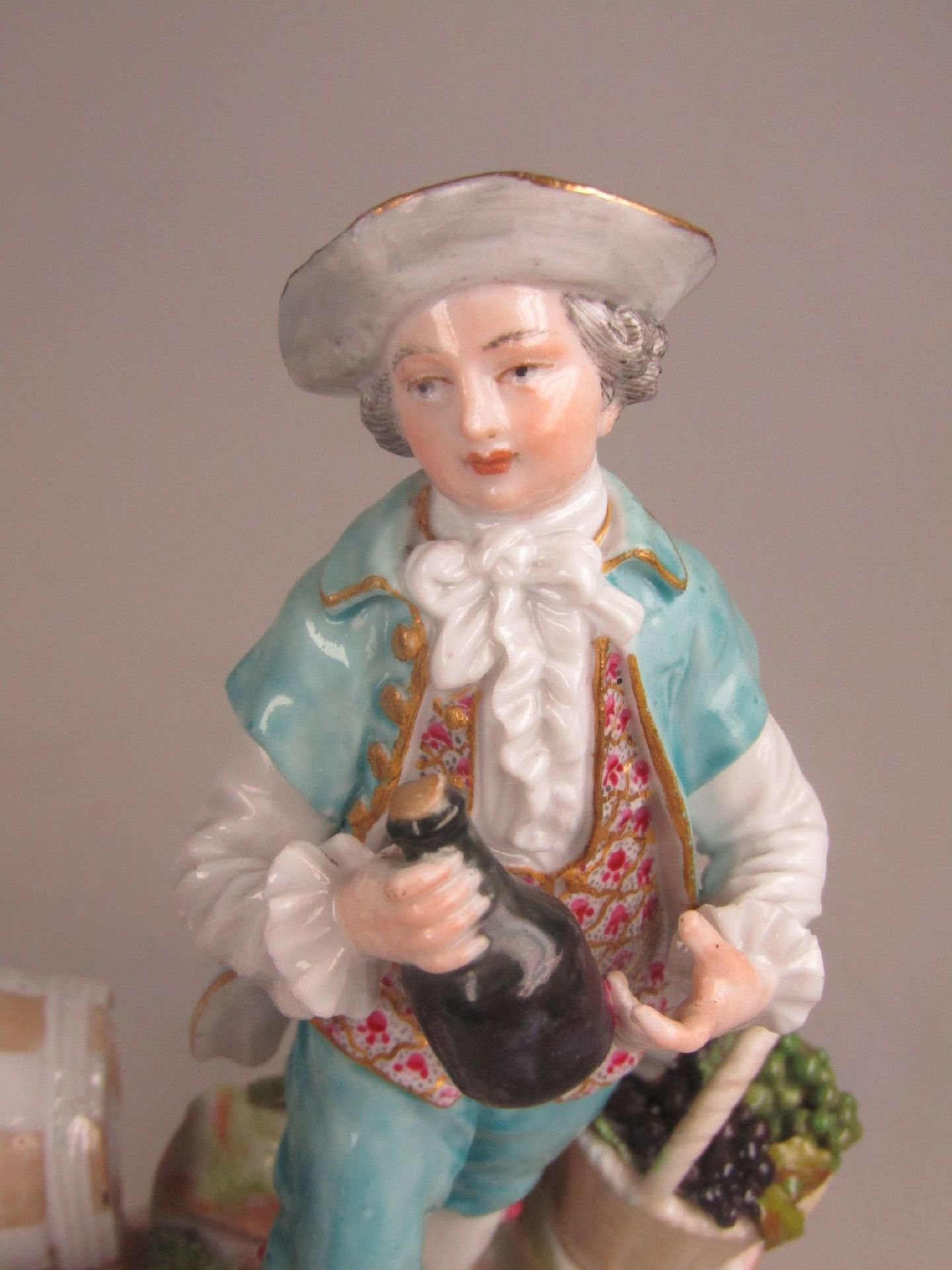 Porzellangruppe, Meissen, Punktzeit, 1763-74, Winzerpaar mit Wein und Trauben, feine polychrome - Bild 3 aus 7