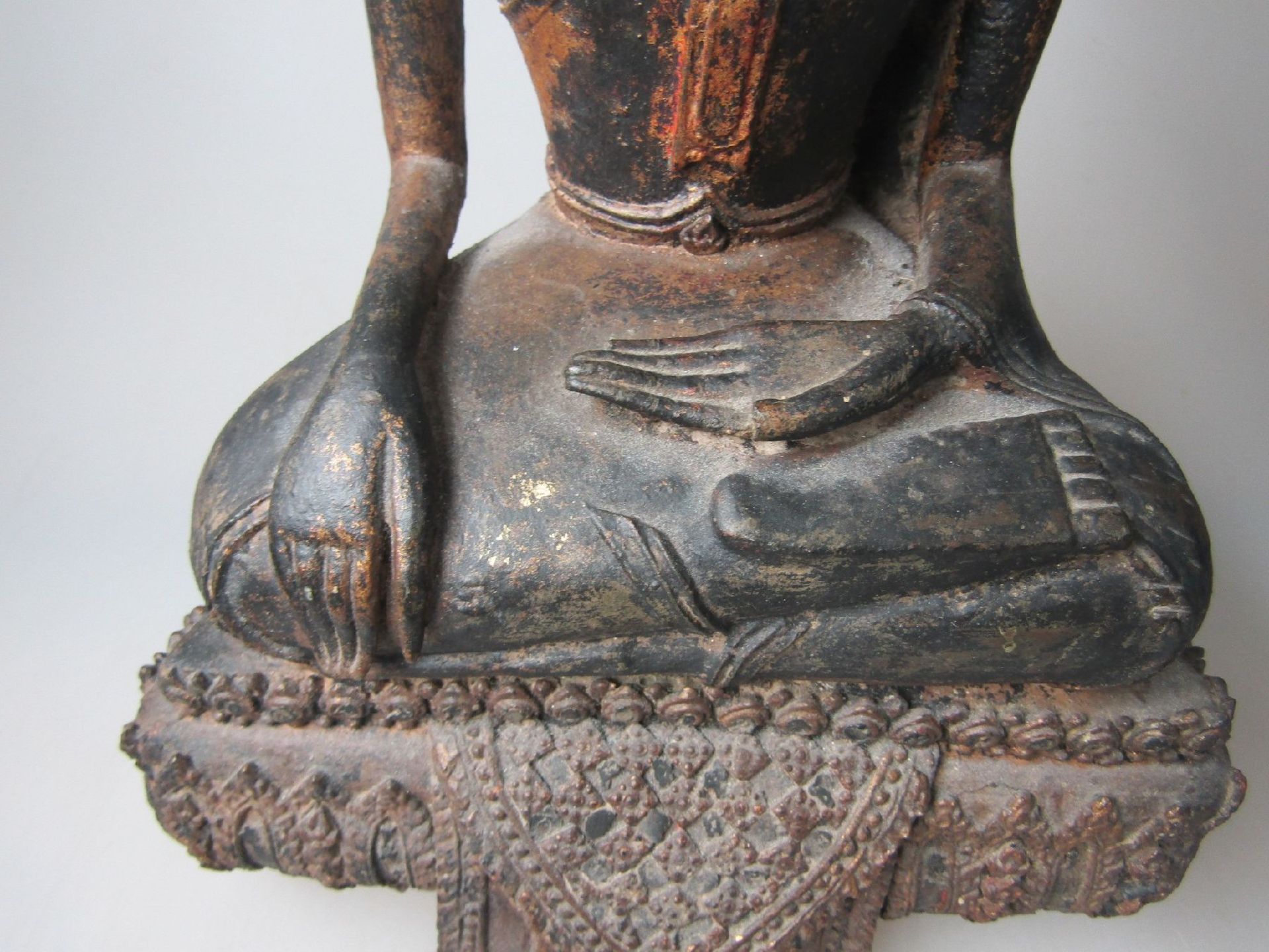 Buddha, Indochina, 19.Jh., Bronze, dunkelbraun patiniert, mineralisch gefüllt, Reste alter - Bild 3 aus 9
