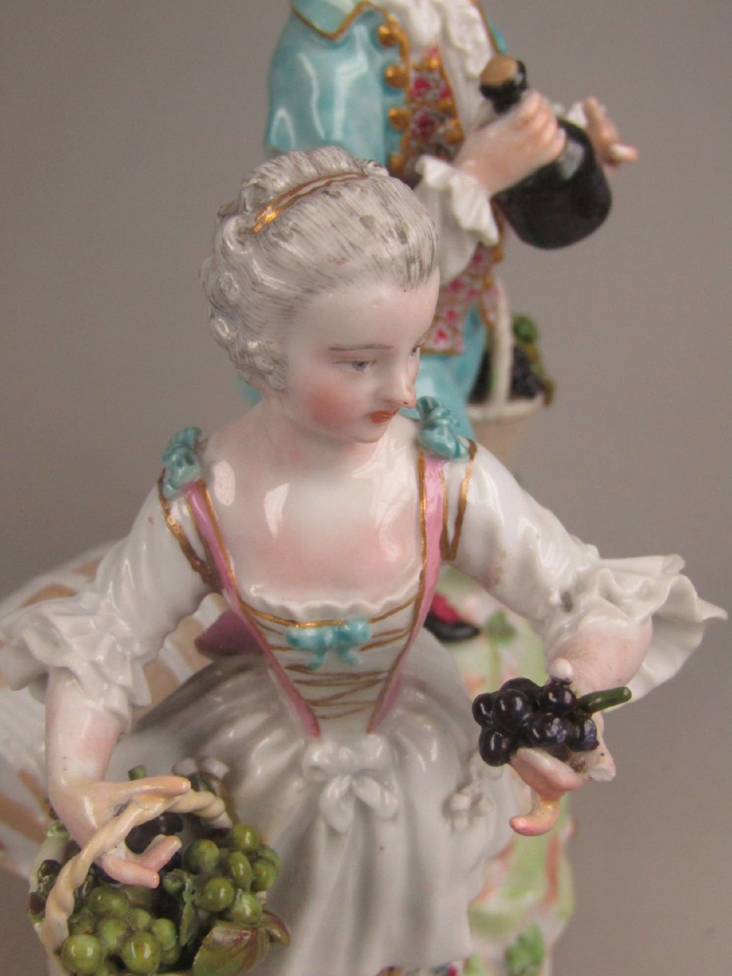 Porzellangruppe, Meissen, Punktzeit, 1763-74, Winzerpaar mit Wein und Trauben, feine polychrome - Image 4 of 7