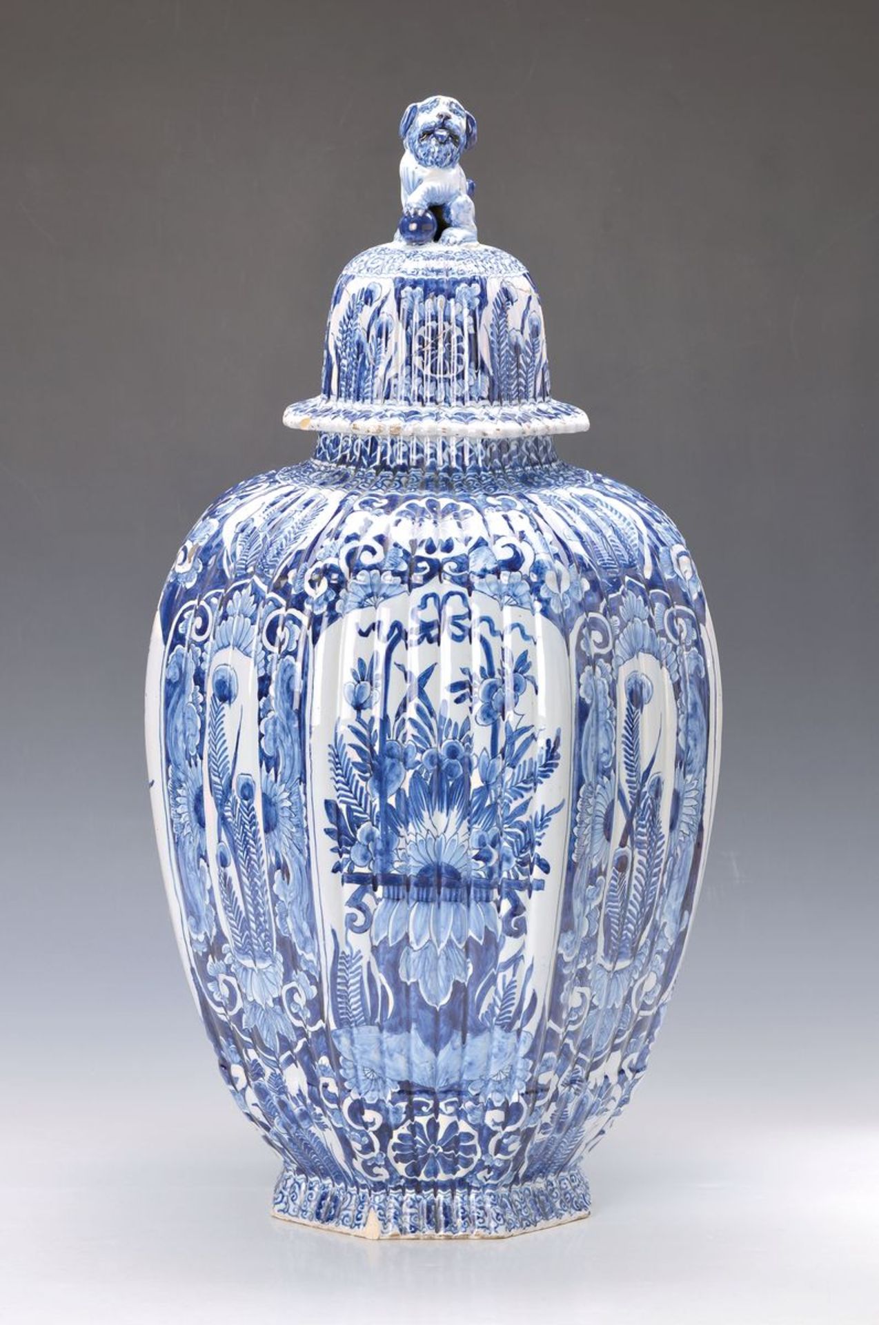 Große Deckelvase, de Porceleyne Fles, Delft um 1750/60, Fayence, blaue Bemalung mit sog.