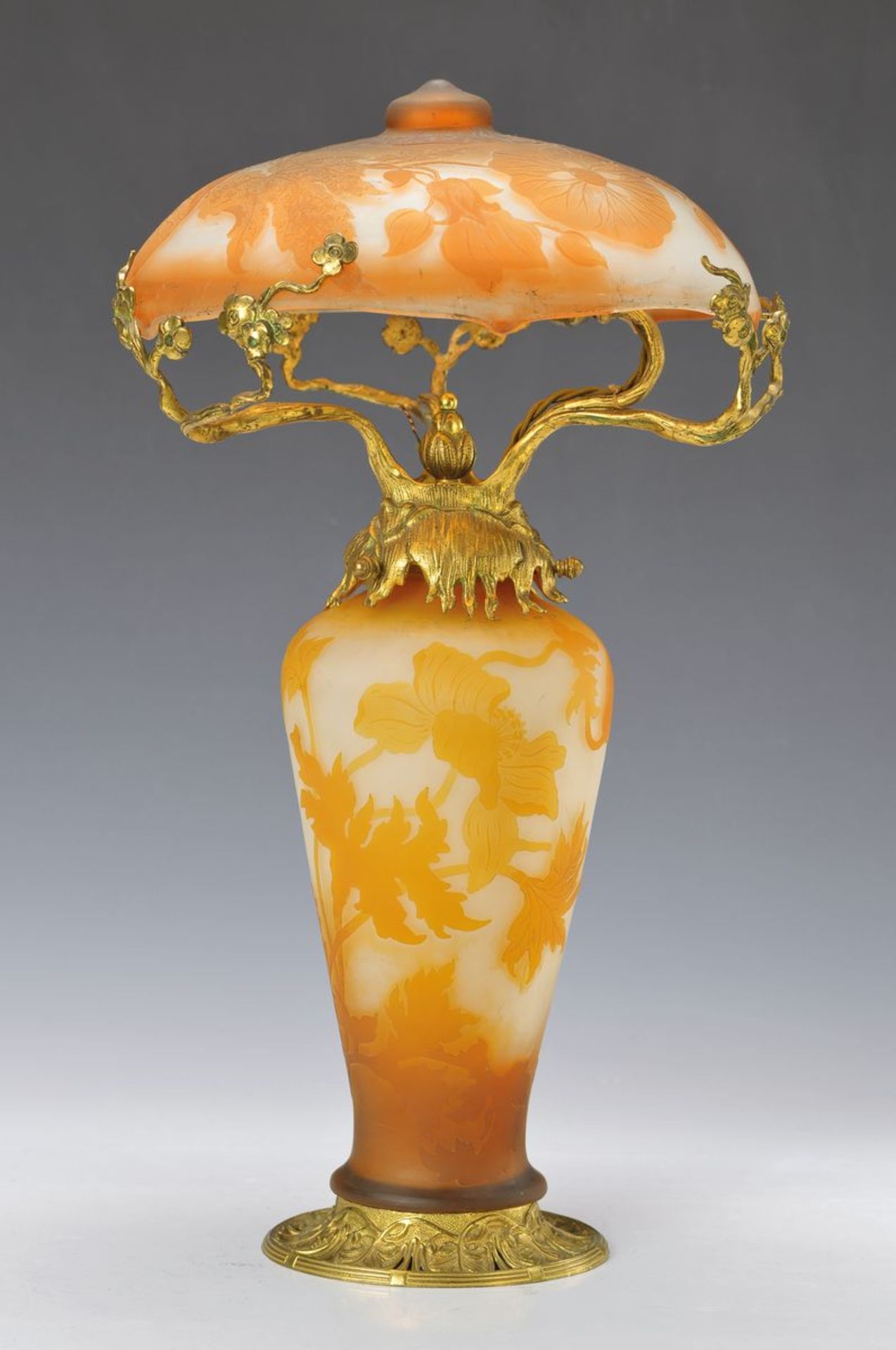 Tischlampe, Gallé, um 1905-10, bernsteinfarben überfangenes Glas, reich geschnitten, geschliffen und