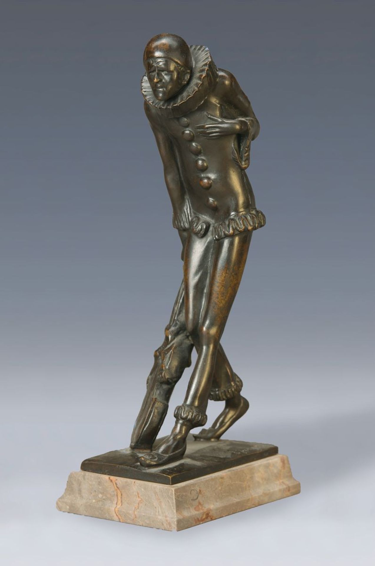 Bronzeskulptur von Emil Jungblut, 1880-1955 Düsseldorf, Pierrot mit Laute, signiert, Steinplinthe,