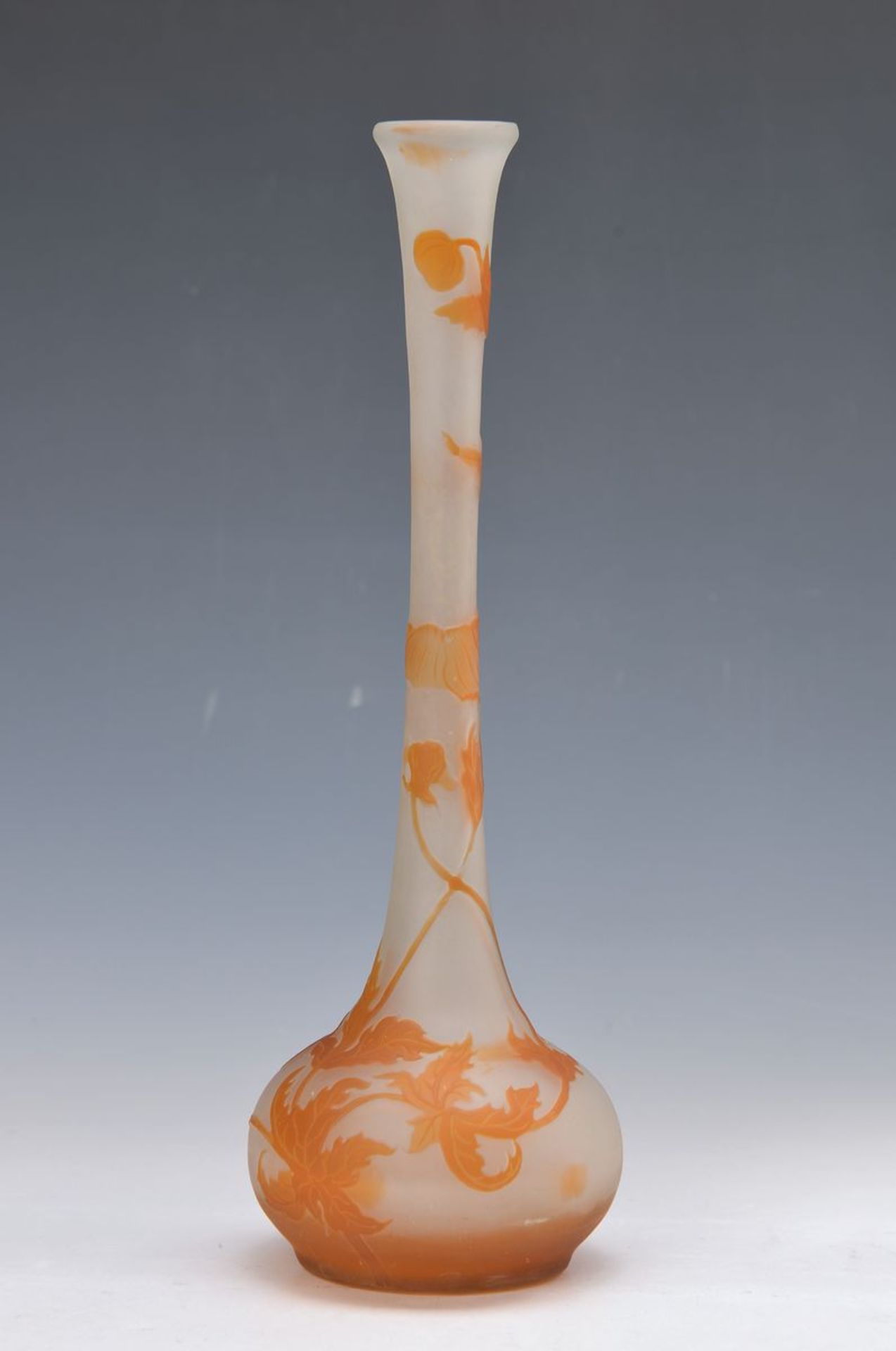 Stangenvase, Emile Gallé, um 1910, orangerot überfangenes mundgeblasenes Glas, geschnitten und
