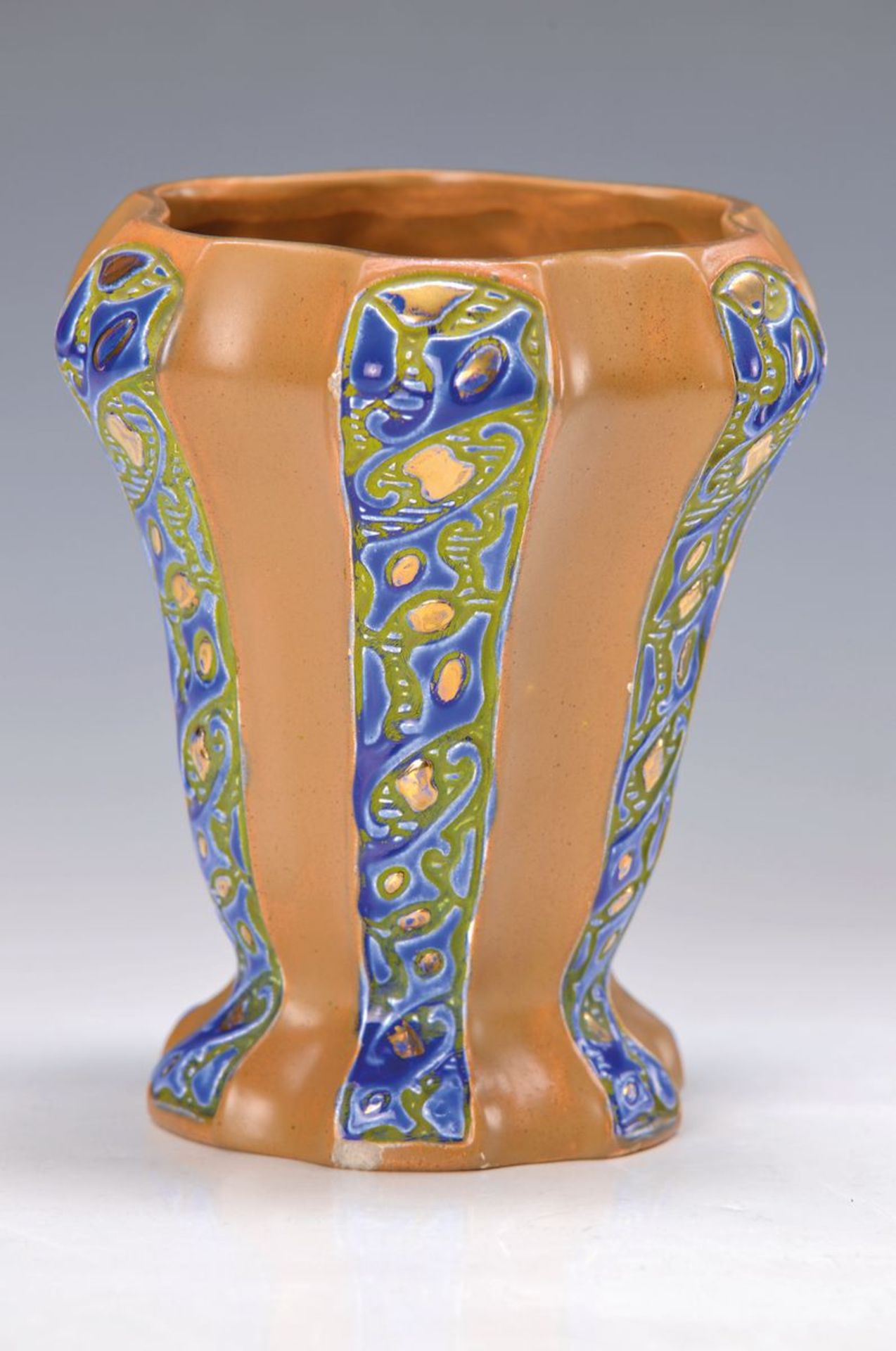 Vase, Julius Dressler, Böhmen, um 1910-20, Fayence, gemodelte Längsfriese blau und golden bemalt,