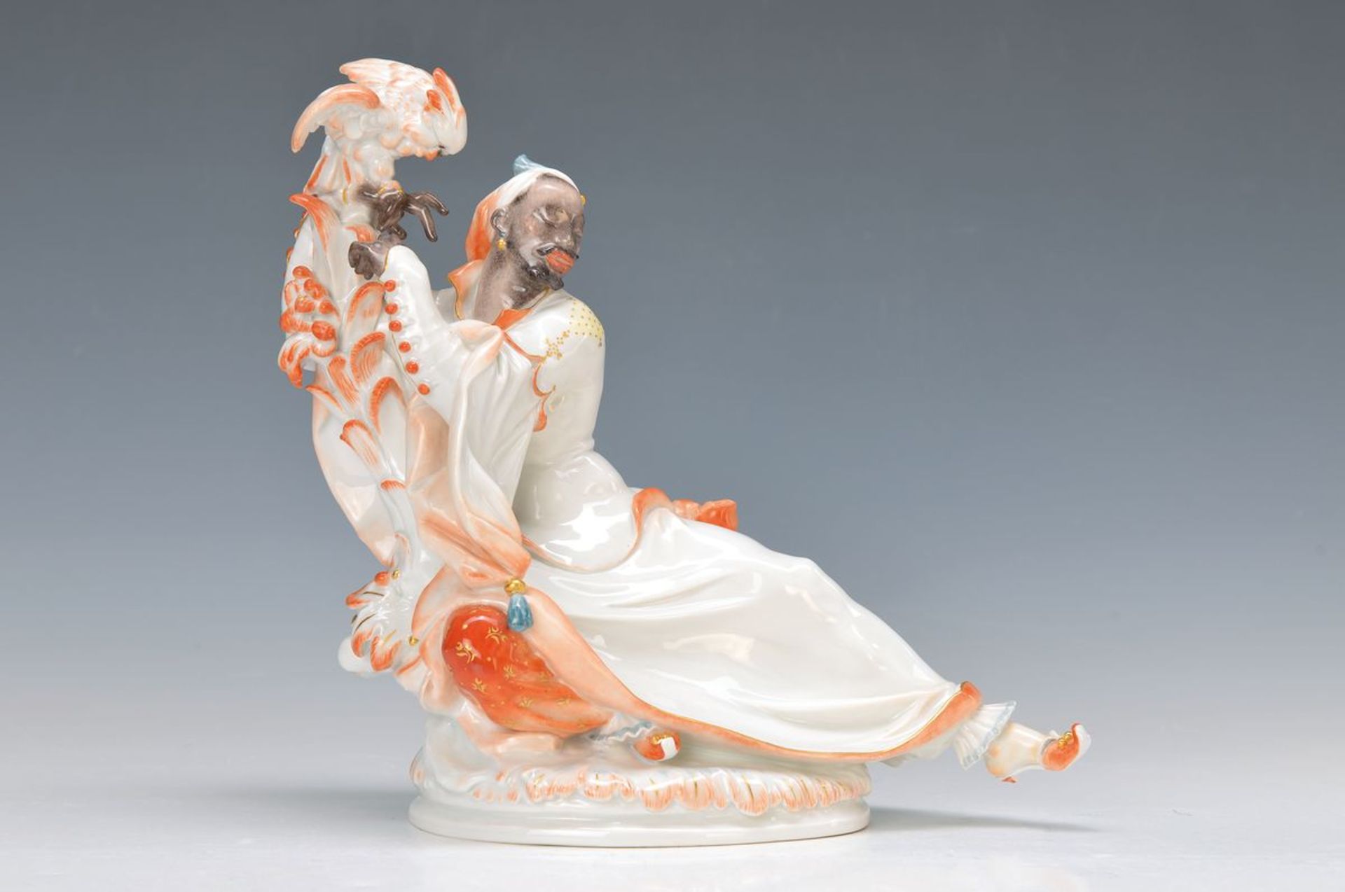 Porzellanfigur, Meissen, um 1936-38, Entwurf Paul Scheurich, Mohr mit Kakadu, polychrom bemalt,