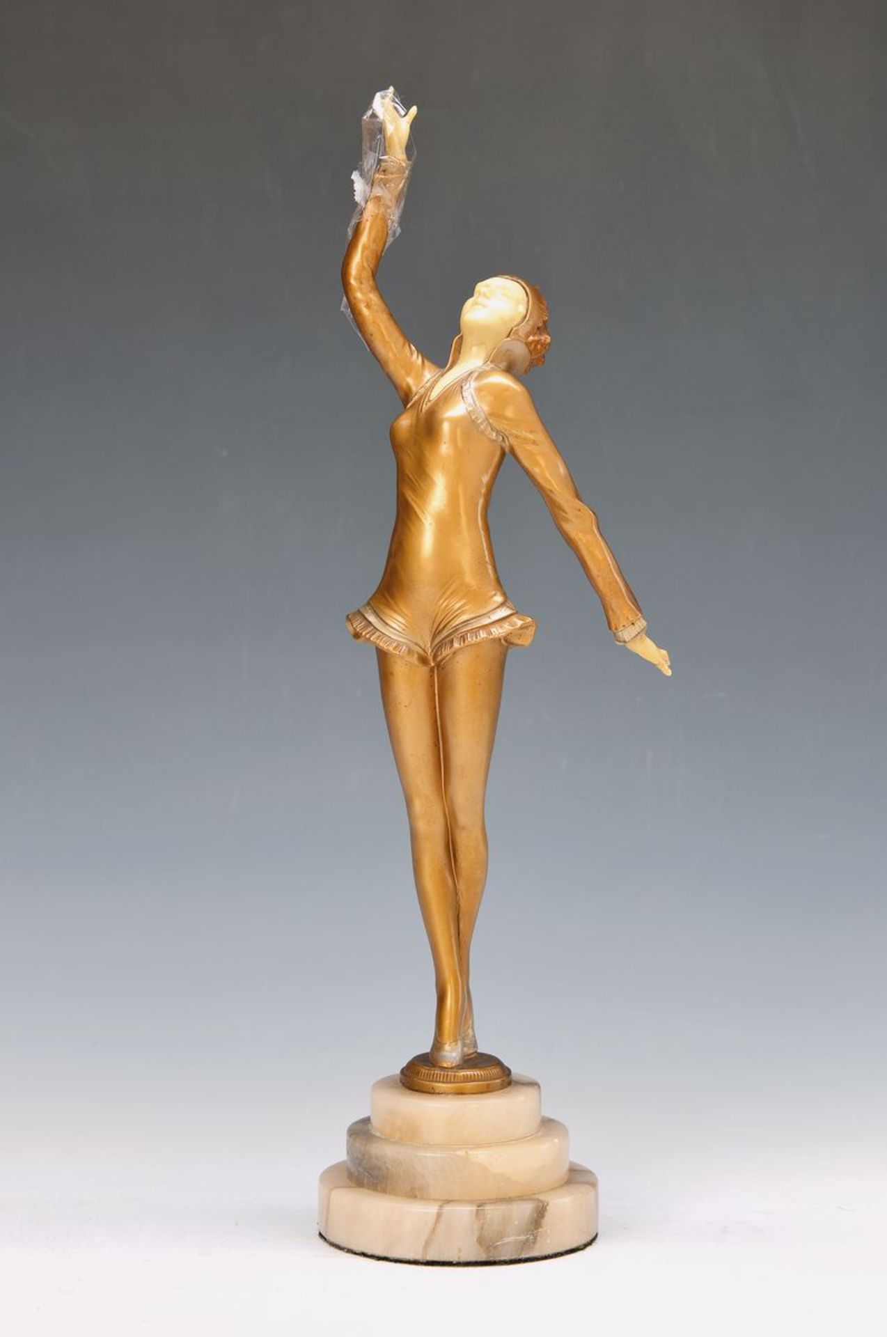 Skulptur einer Tänzerin, Frankreich, um 1935, teilvergoldet, Spritzguss, Marmorsockel, Zelluloid, H.