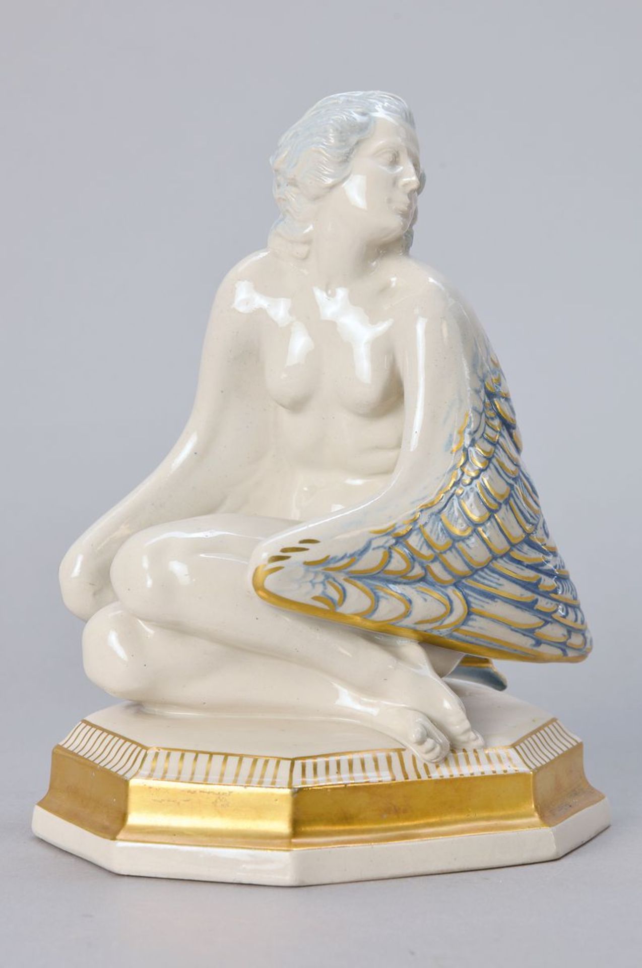 Keramikskulptur, Hersching Keramische Werkstätten, um 1910, sitzender geflügelter Mädchenakt,