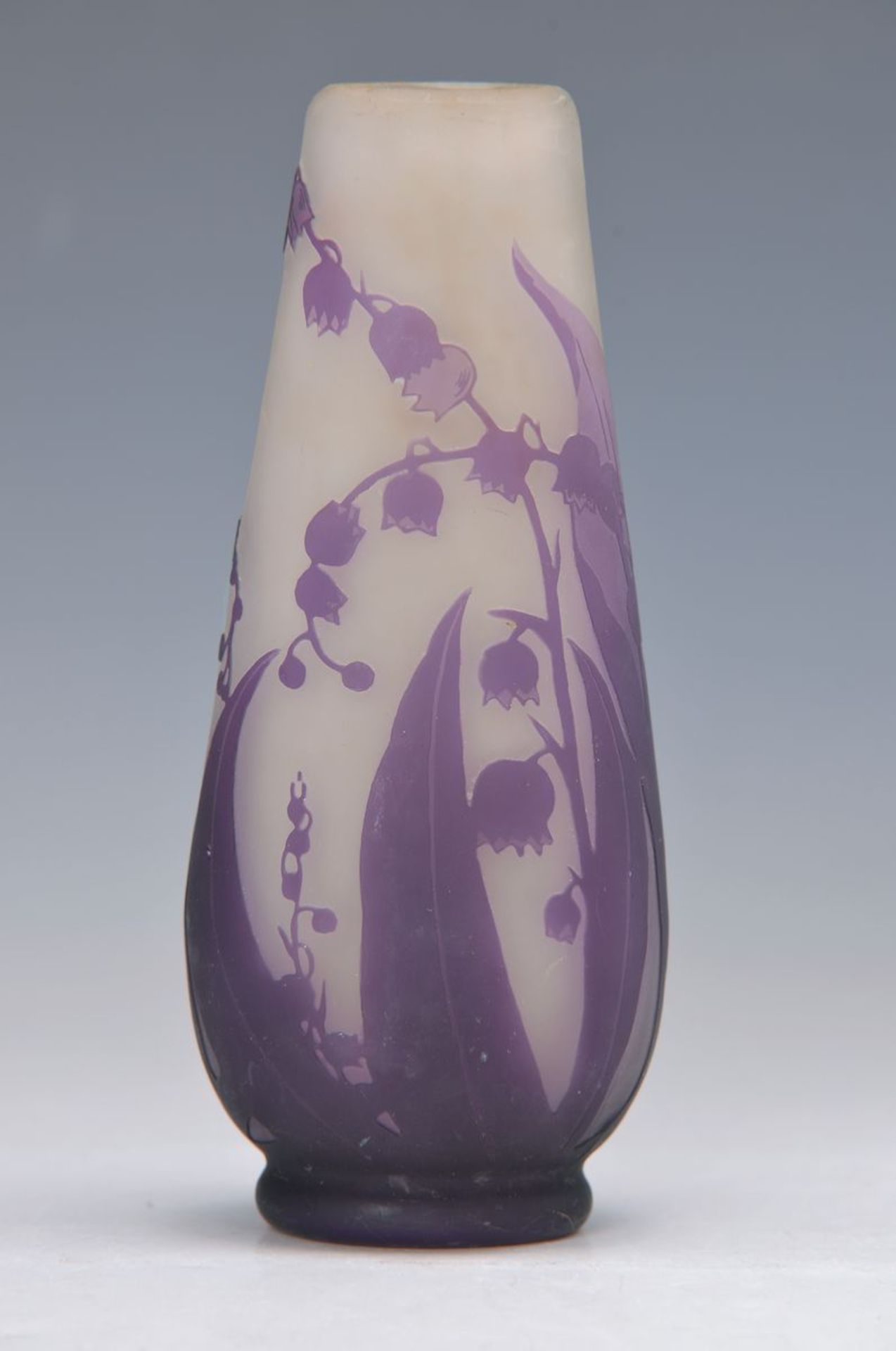 Vase, Arsall, um 1927/29, farbloses Schichtglas, milchig weiß eingepudert, lilafarbener Überfang,