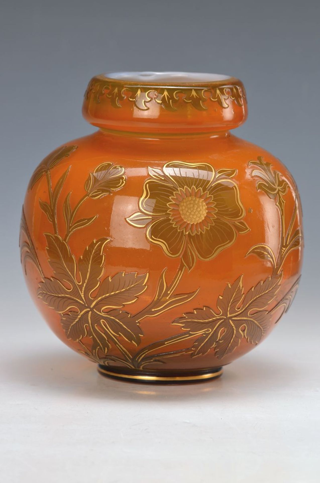 Vase, Cristallerie St. Louis, um 1900, bernsteinfarbenes Glas mit opakem Innenüberfang im oberen