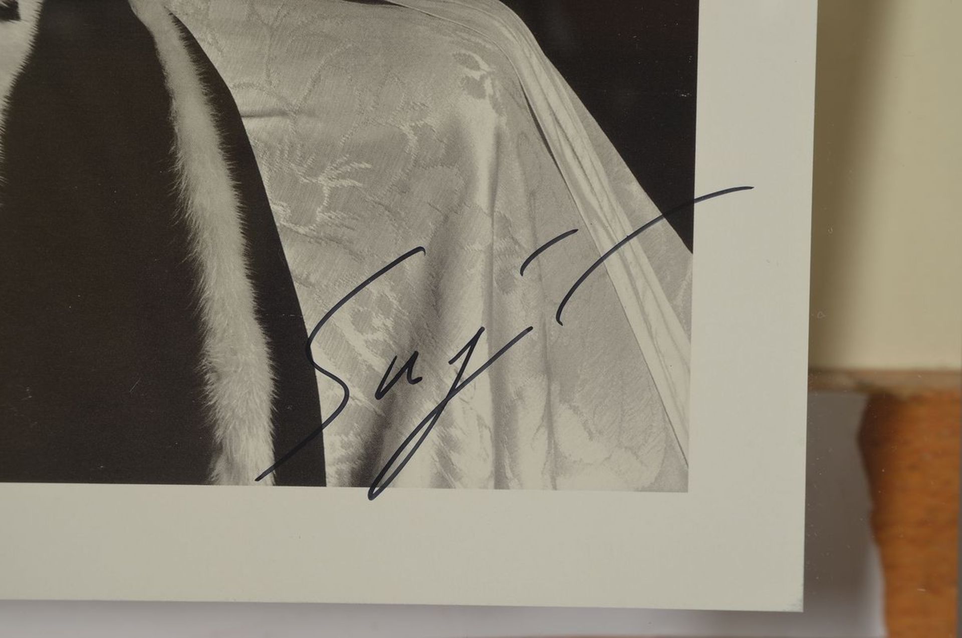 Hiroshi Sugimoto, geb. 1948, "Catherine of Aragon", Offsetdruck, handsign., leichte knicke - Bild 2 aus 2