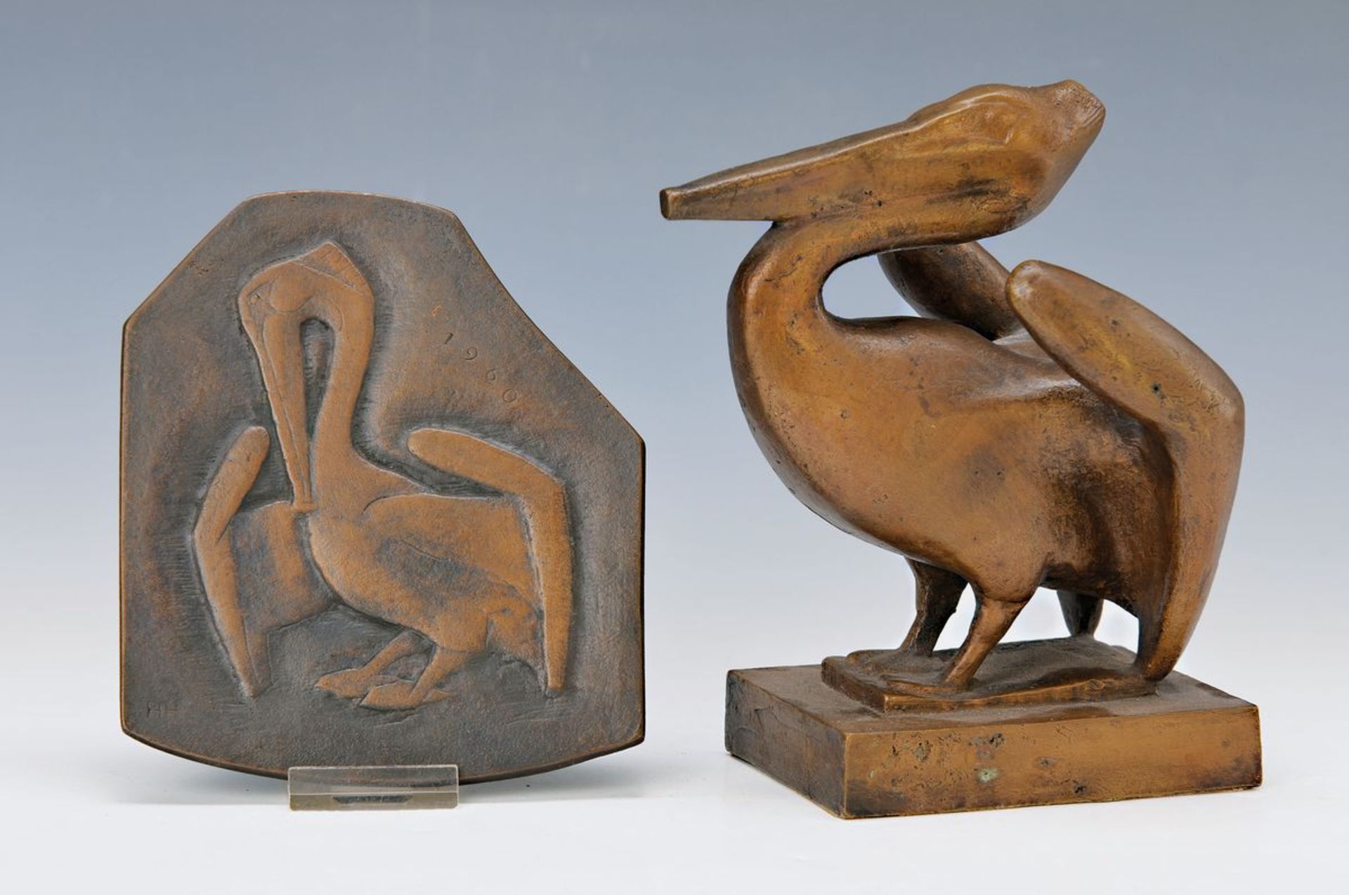 Philipp Harth, Mainz 1887 - Bayrischzell 1968, zwei Werke: a. Skulptur Pelikan auf Bronzesockel,