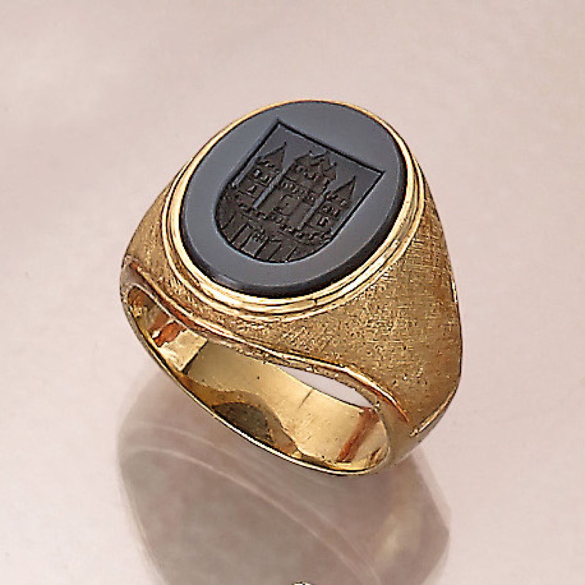 14 kt Gold Ring mit Lagenstein, deutsch 1960erJahre, GG 585/000, blauer Lagenstein mit Gravur