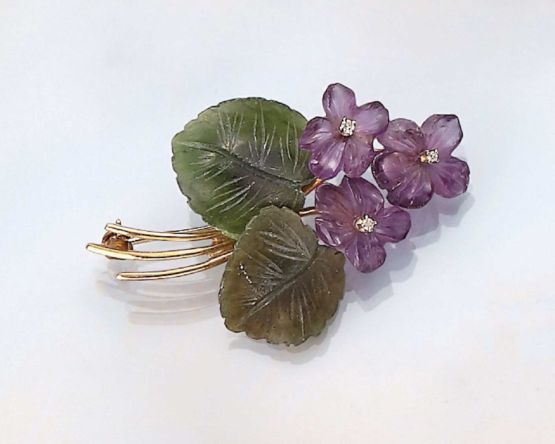 14 kt Gold Veilchenbrosche mit Amethyst und Nephrit, GG 585/000, Pforzheim um 1953, Amethystblüten