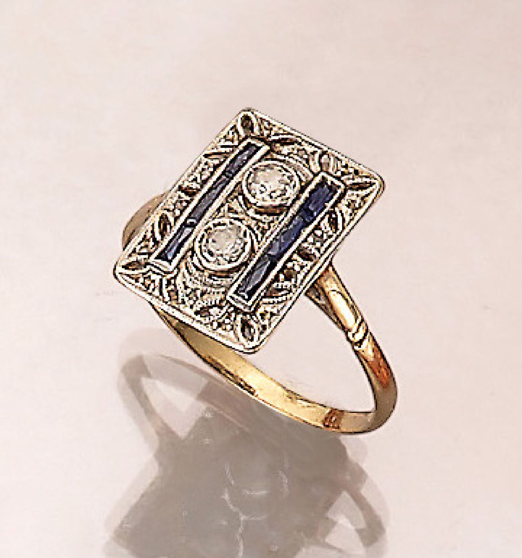 18 kt Gold Art-Deco Ring mit Diamanten und Saphiren, um 1930, GG/WG 750/000, Ringkopf mit floraler