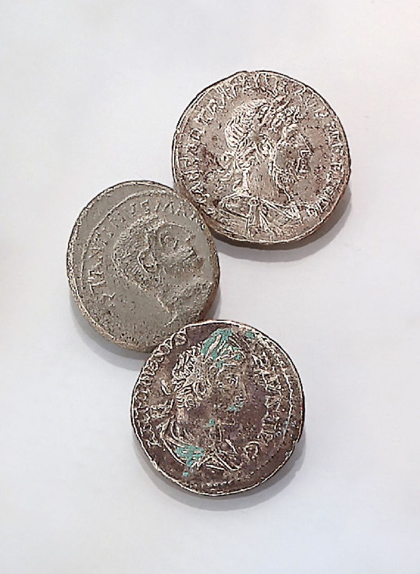 Konvolut 3 Silbermünzen, Denare, Rom, best. aus: 1 x Trajan, 1 x Constantinus, 1 x Antoninus, z.T.