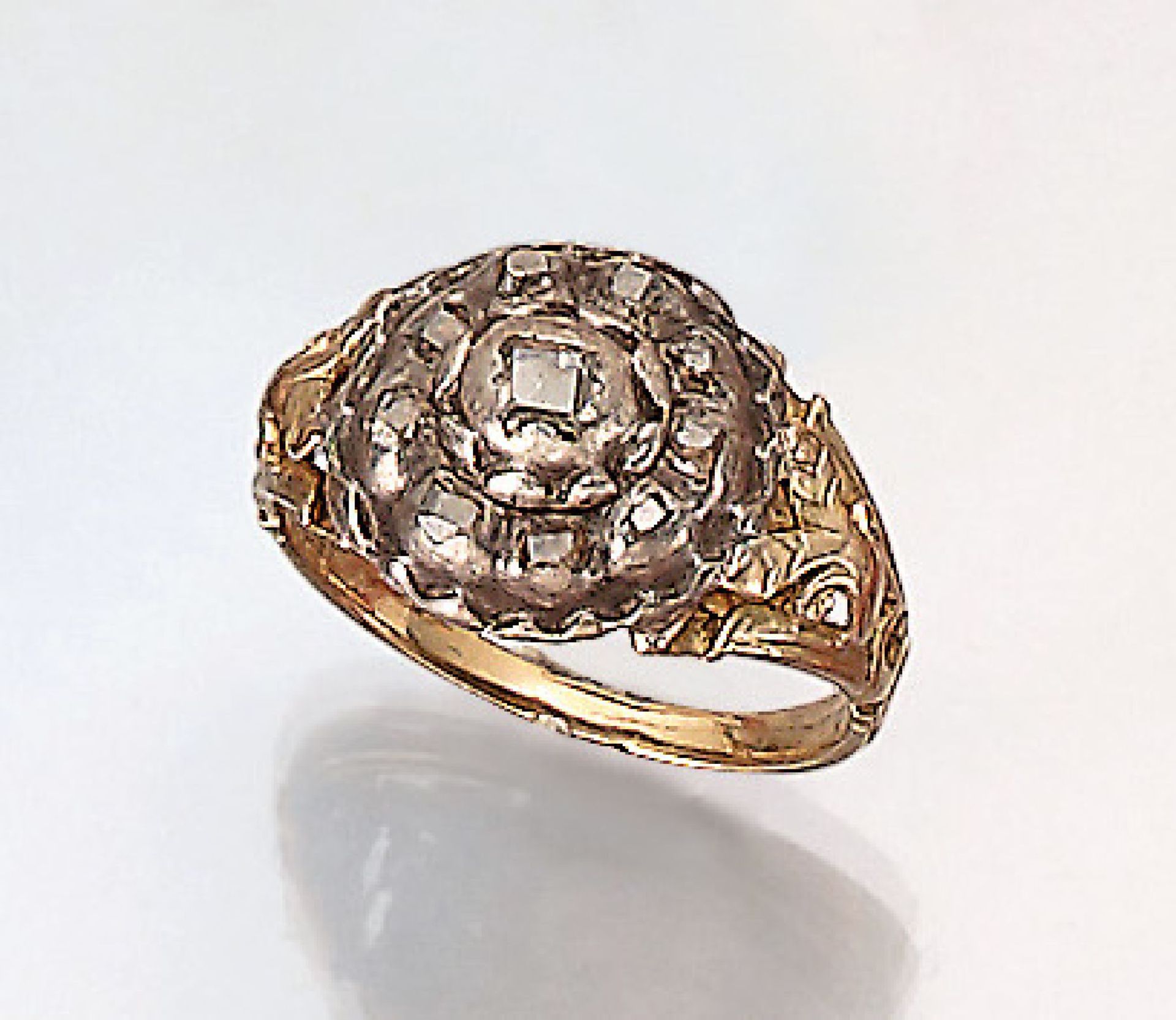 Ring mit Diamanten, um 1780-1820, GG 585/000 und Silber, 10 Diamanten im Tafelschliff zus. ca. 0.