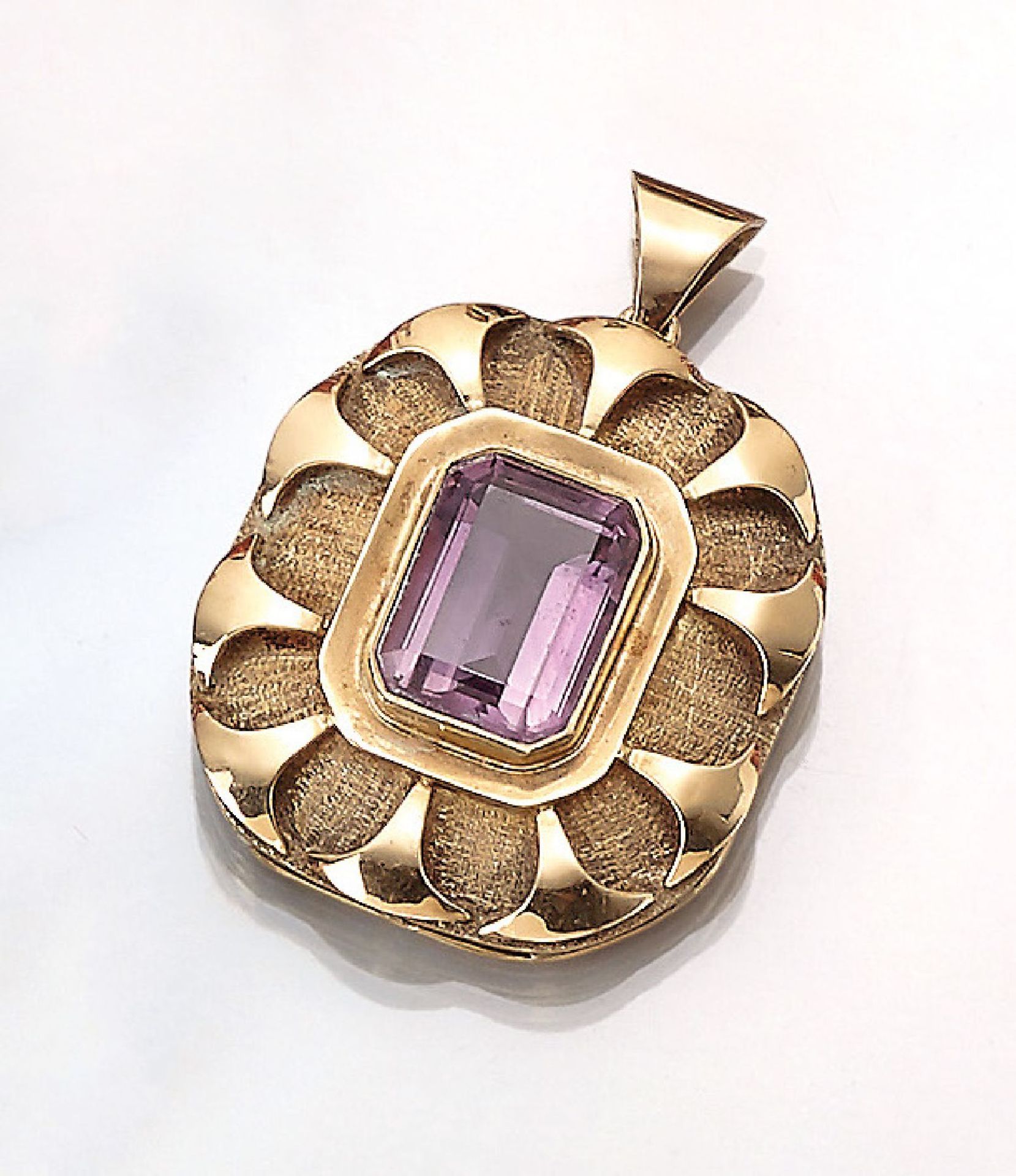 14 kt Gold Anhänger mit Amethyst, deutsch um 1938/40, facett. Amethyst im Achteck- schliff,