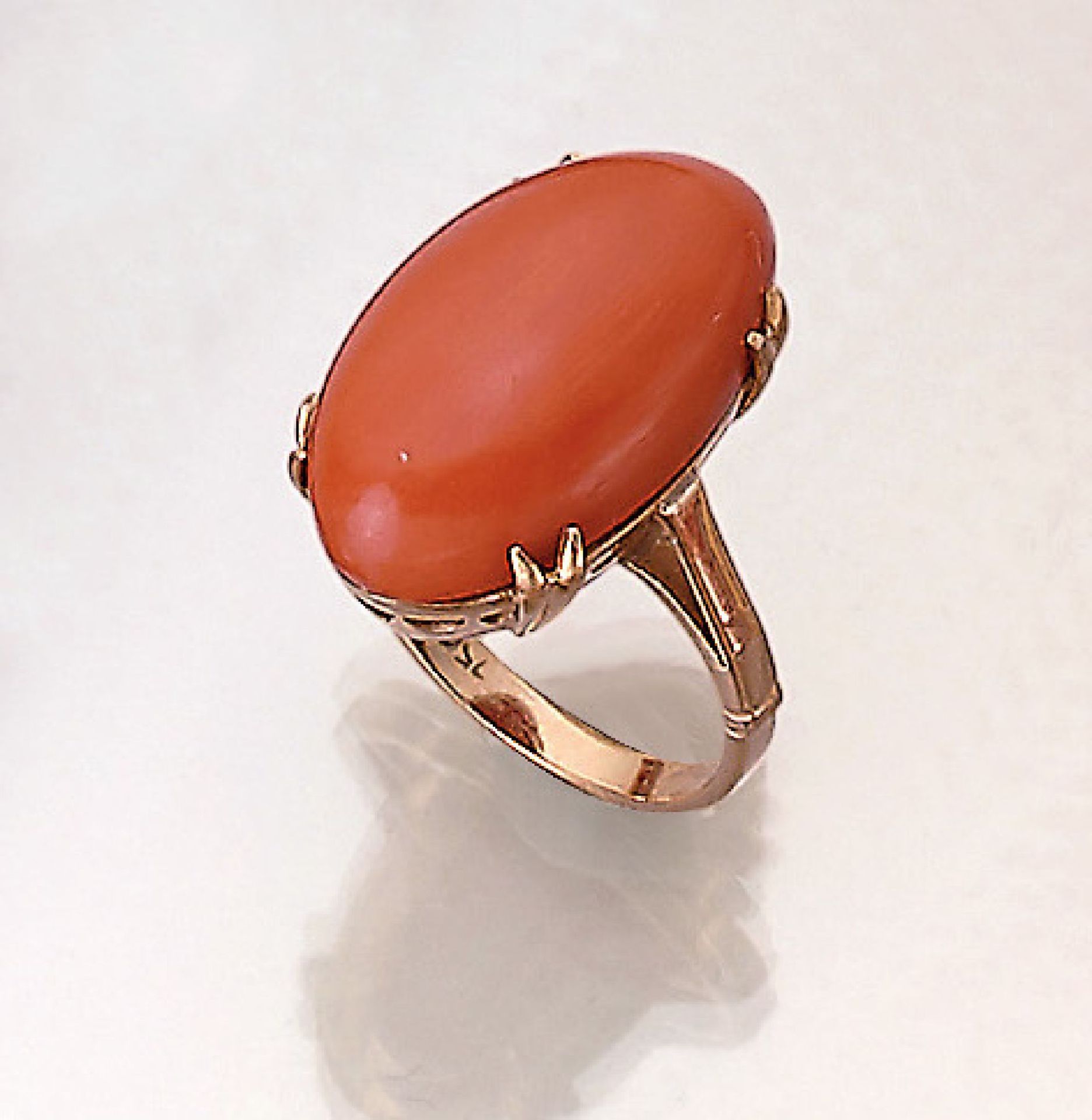 18 kt Gold Ring mit Koralle, Italien um 1950, GG 750/000, Korallencabochon von guter Farbe, RW 53,