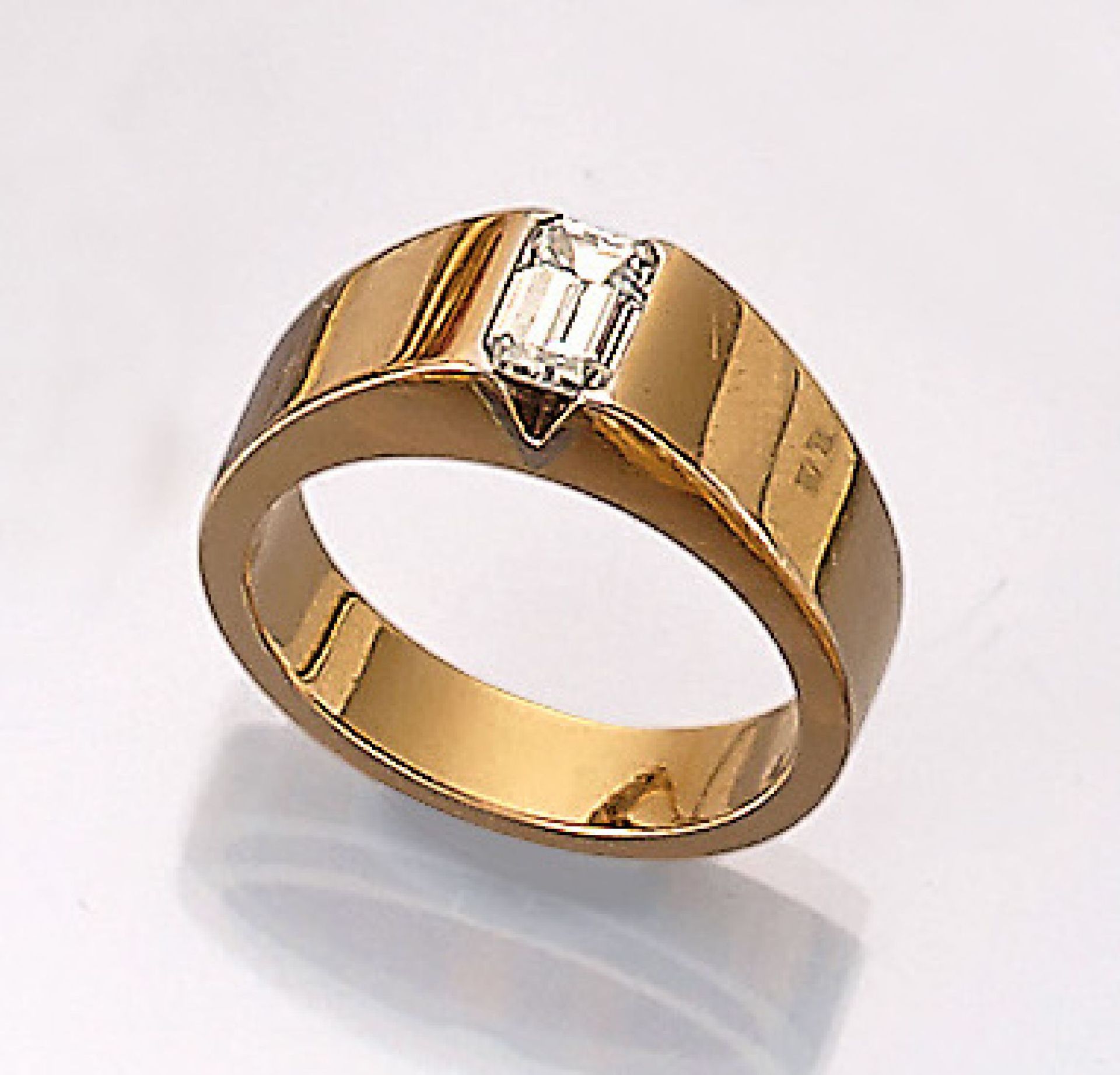 18 kt Gold Ring mit Diamant, GG/WG 750/000,mittig Diamant im Emerald Cut 0.71 ct feines Weiß(G)/