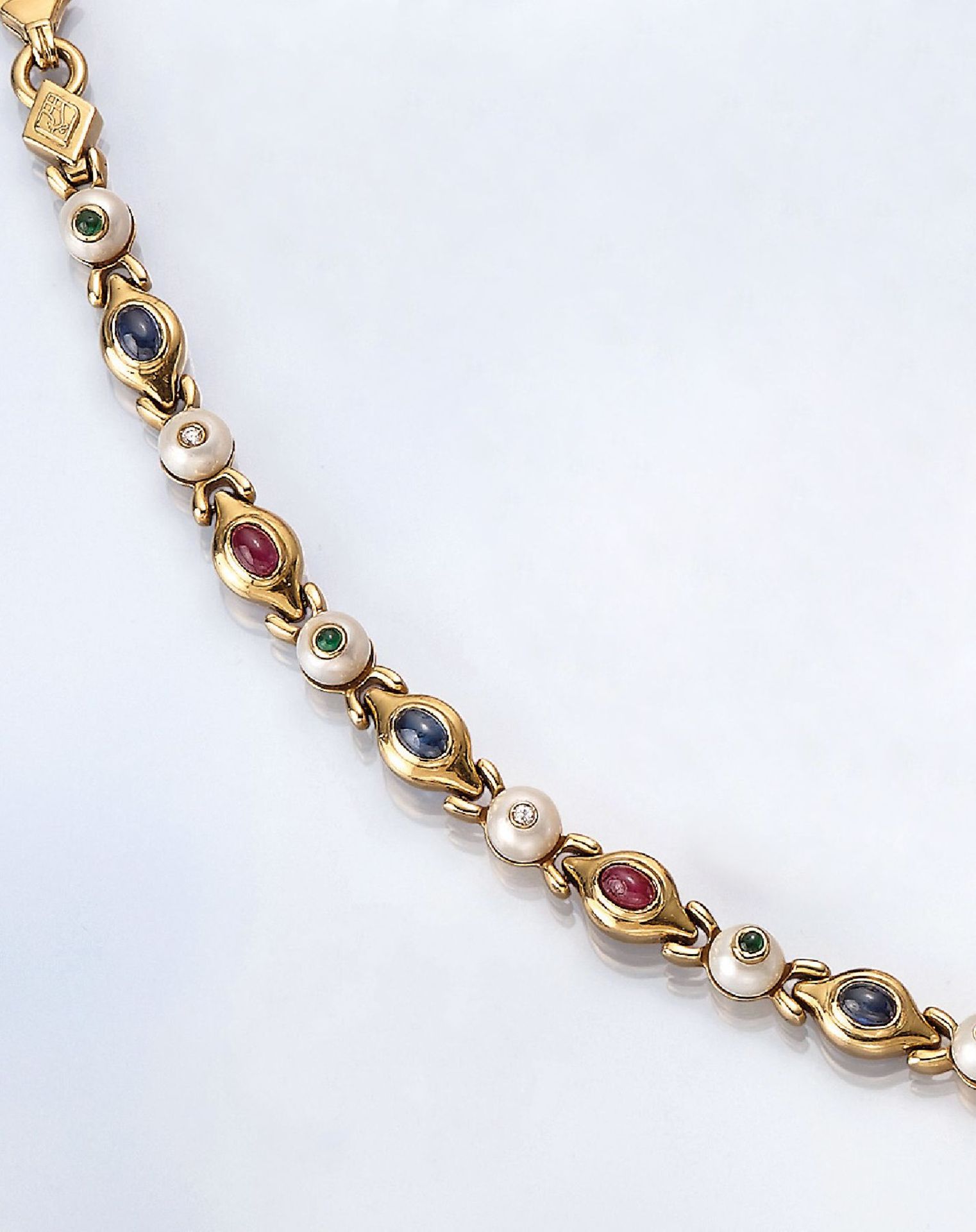 18 kt Gold Armband mit Farbsteinen und Diamanten, GG 750/000, 3 Saphircabochons zus. ca. 2.80 ct,