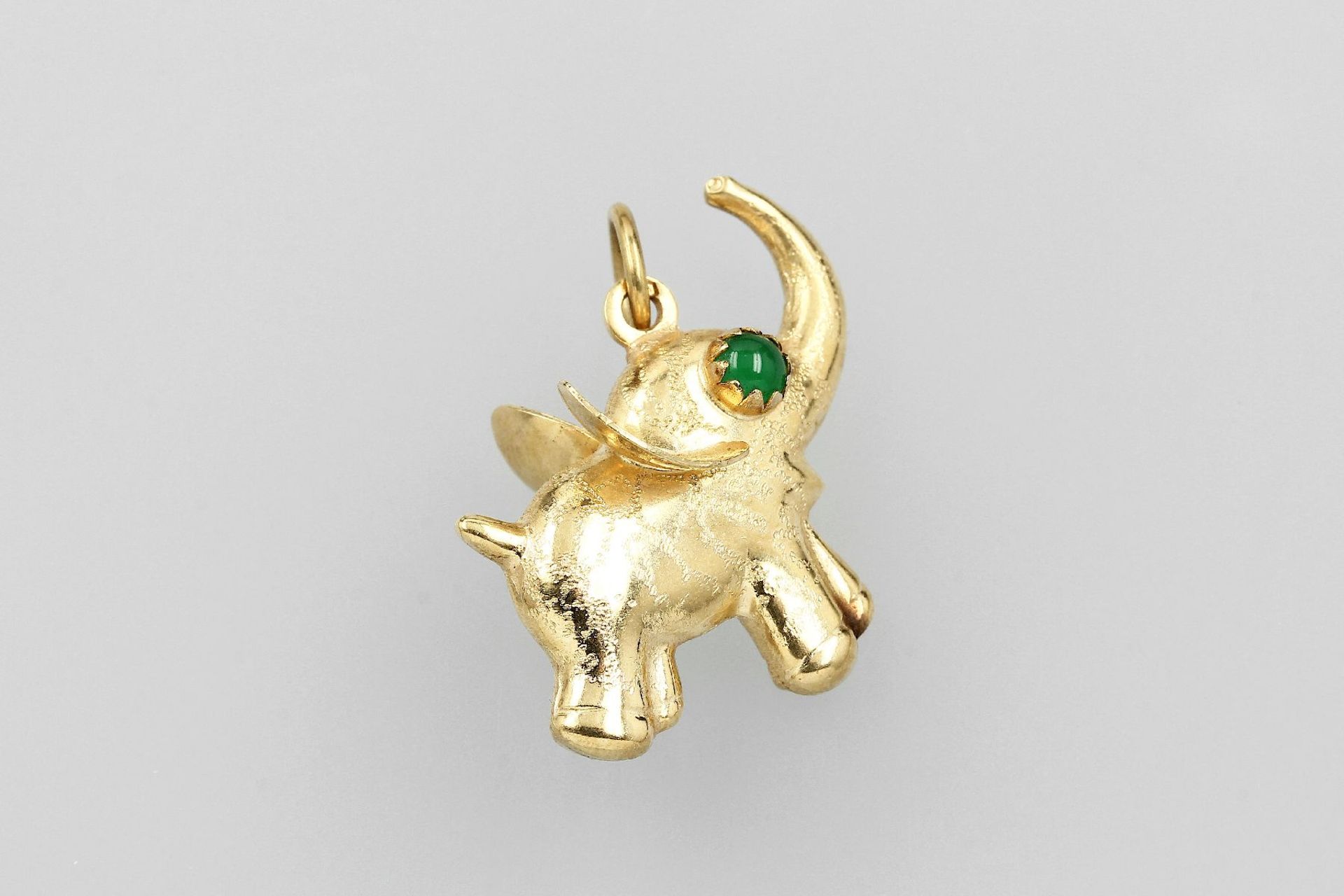 14 kt Gold Anhänger Elefant, GG 585/000, gepr., ca. 5.36 g, Augen mit Grün-Achat- Cabochons (