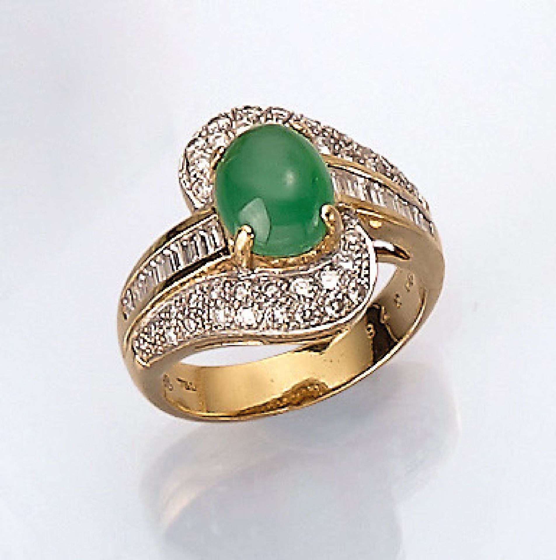 18 kt Gold Ring mit Jade und Diamanten, GG 750/000, Jadecabochon ca. 3.78 ct (grav.),