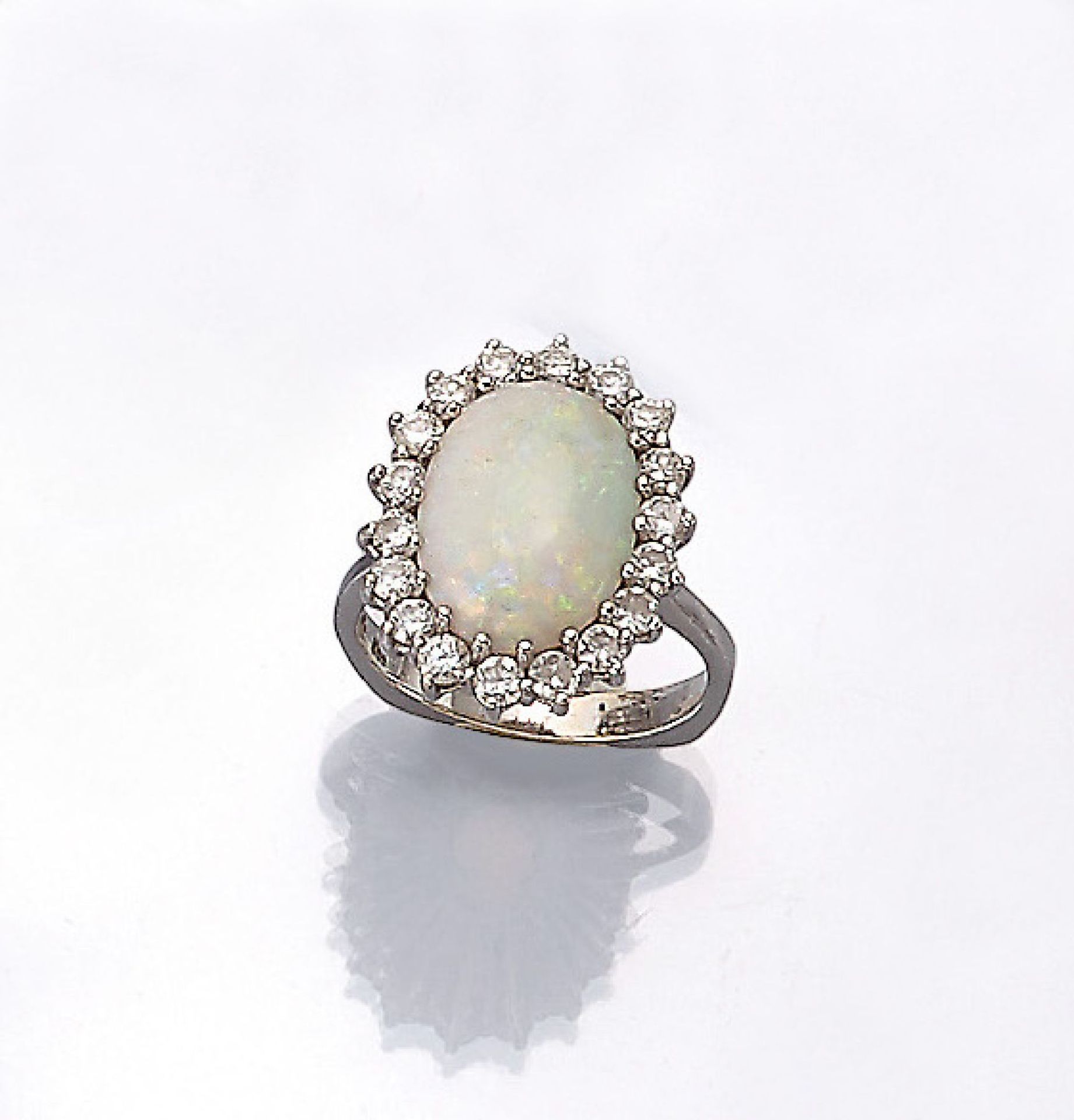 14 kt Gold Ring mit Opal und Brillanten, WG 585/000, Opal Cabochon ca. 3.0 ct, lebendiges Farbspiel,