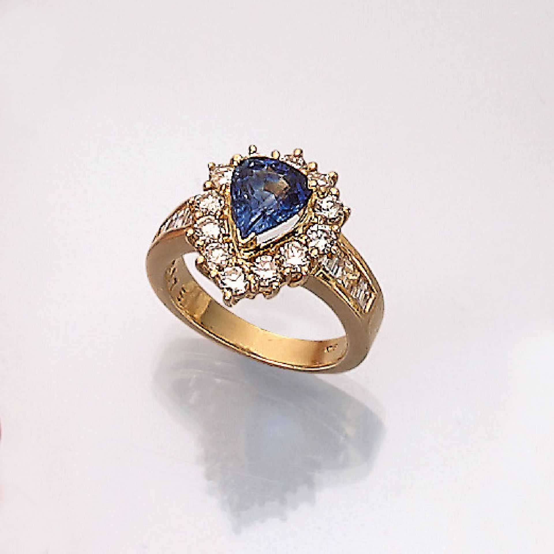 18 kt Gold Ring mit Saphir und Diamanten, GG 750/000, facett. Saphirtropfen von guter Farbe ca. 1.75