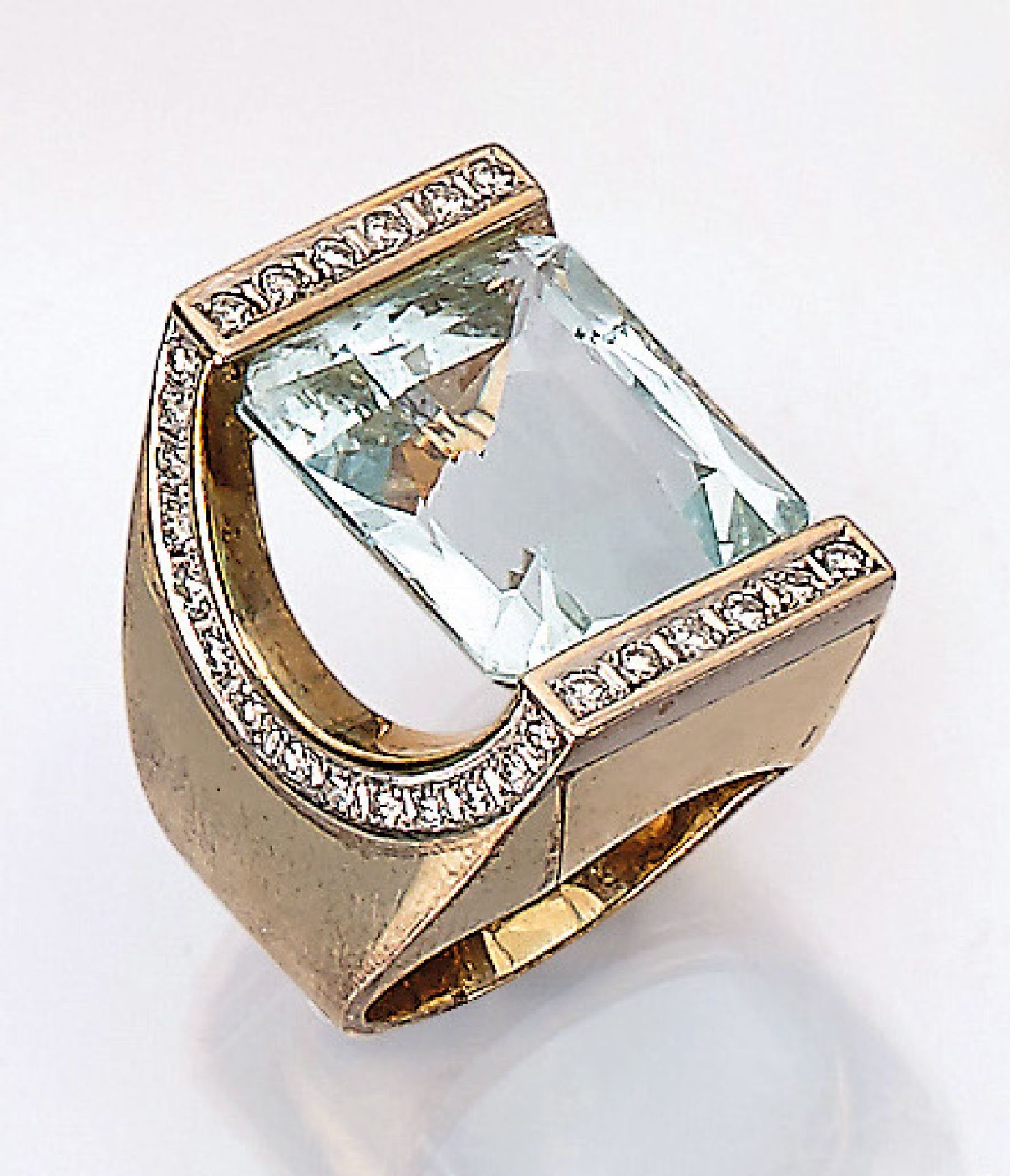 14 kt Gold Designerring mit Aquamarin und Brillanten, GG/WG 585/000, facett. Aquamarin ca. 15,00 ct,