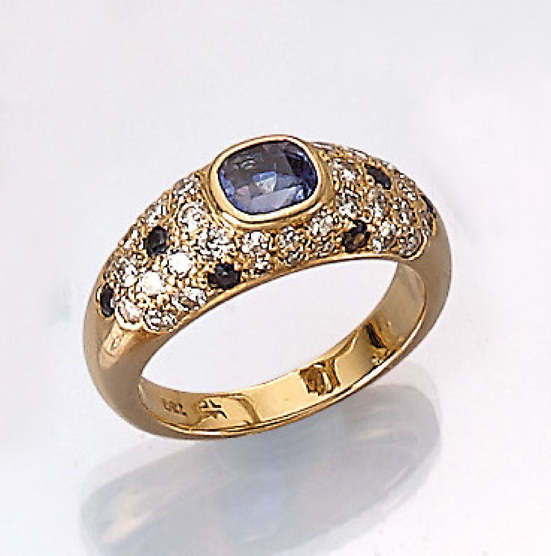 18 kt Gold Ring mit Saphiren und Diamanten, GG 750/000, 1 Saphir im Antikschliff ca. 1.10 ct, 8