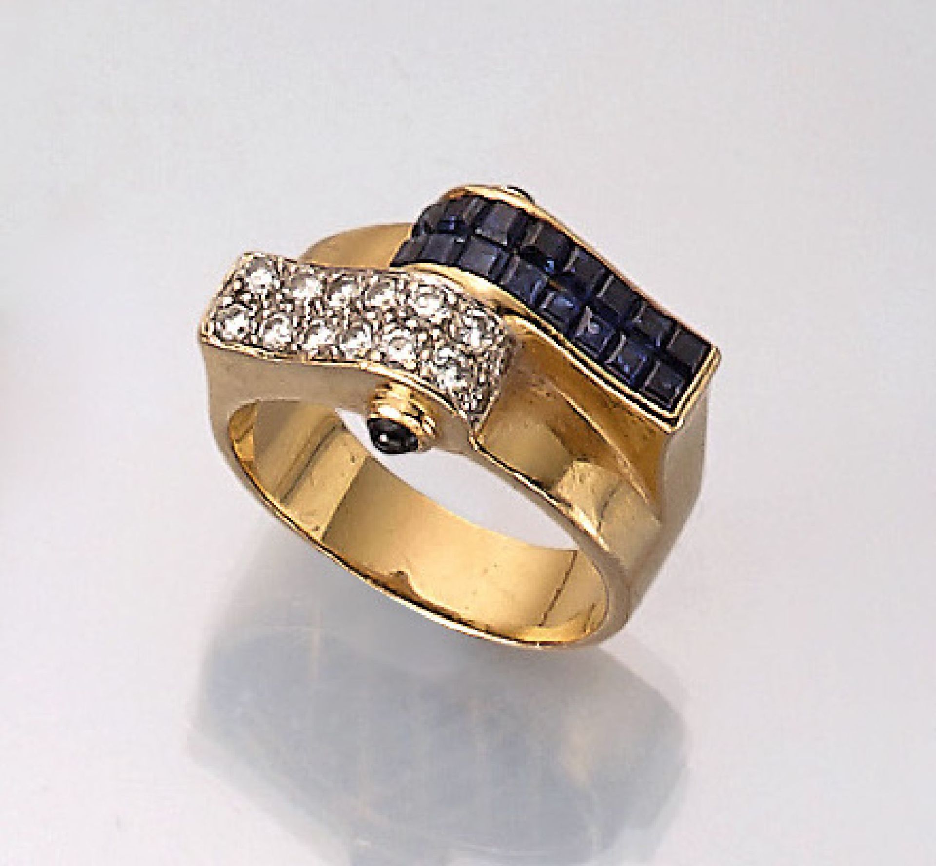 18 kt Gold Ring mit Saphiren und Brillanten, GG/WG 750/000, 16 Saphircarrees und 2 Saphircabochons