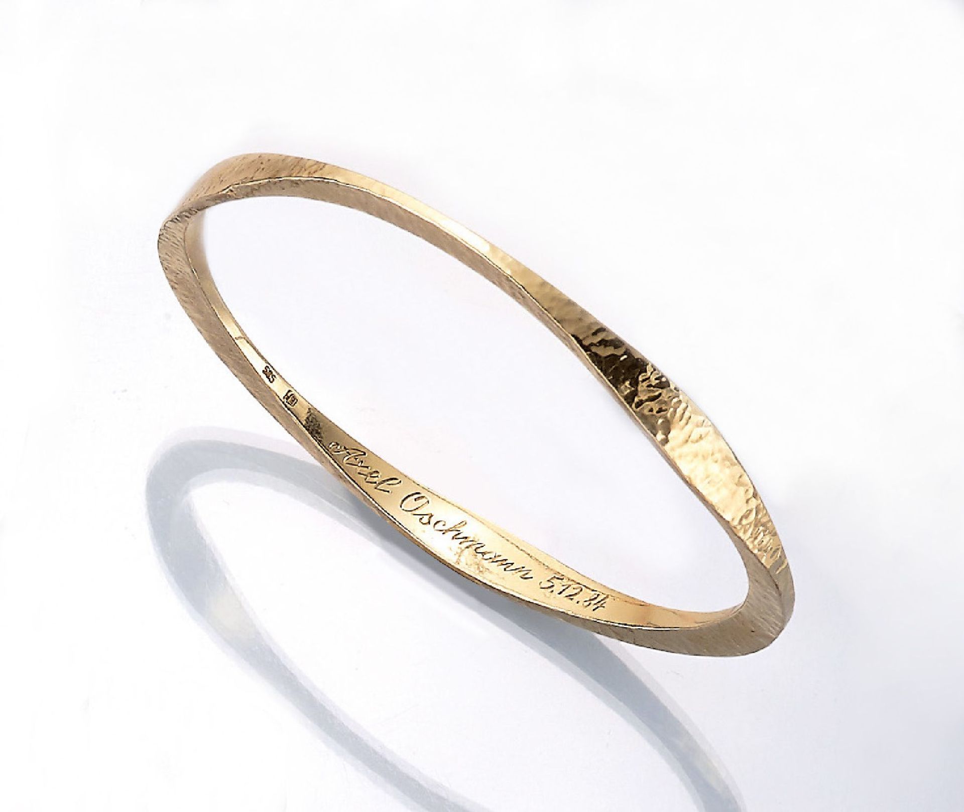 14 kt Gold Armreif, ca. 31.6 g, GG 585/000,ausgefallenes Design, mit Hammerschlagdekor, innen mit