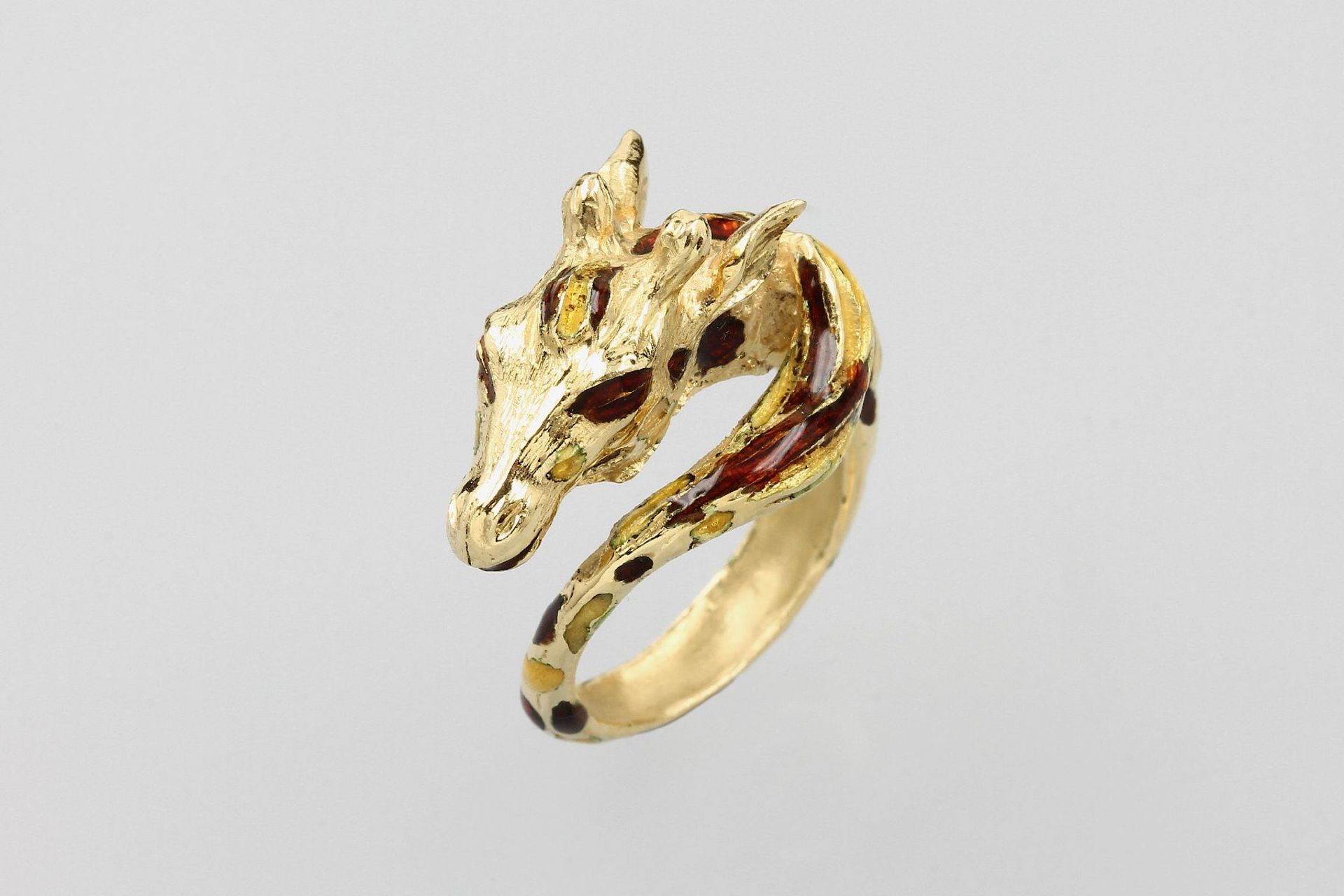 18 kt Gold Ring "Giraffe" mit Lack, GG 750/000, braun/gelb emaill., Darst. eines vollpl.