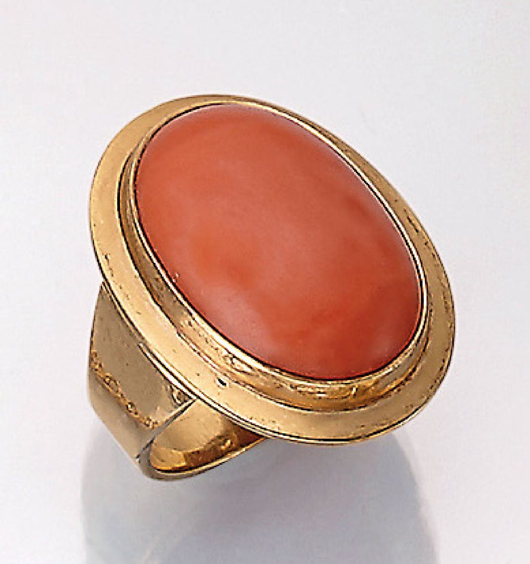 14 kt Gold Ring mit Koralle, GG 585/000, Korallencabochon ca. 20 x 15 mm, RW 56, ca. 13.1 g, ein