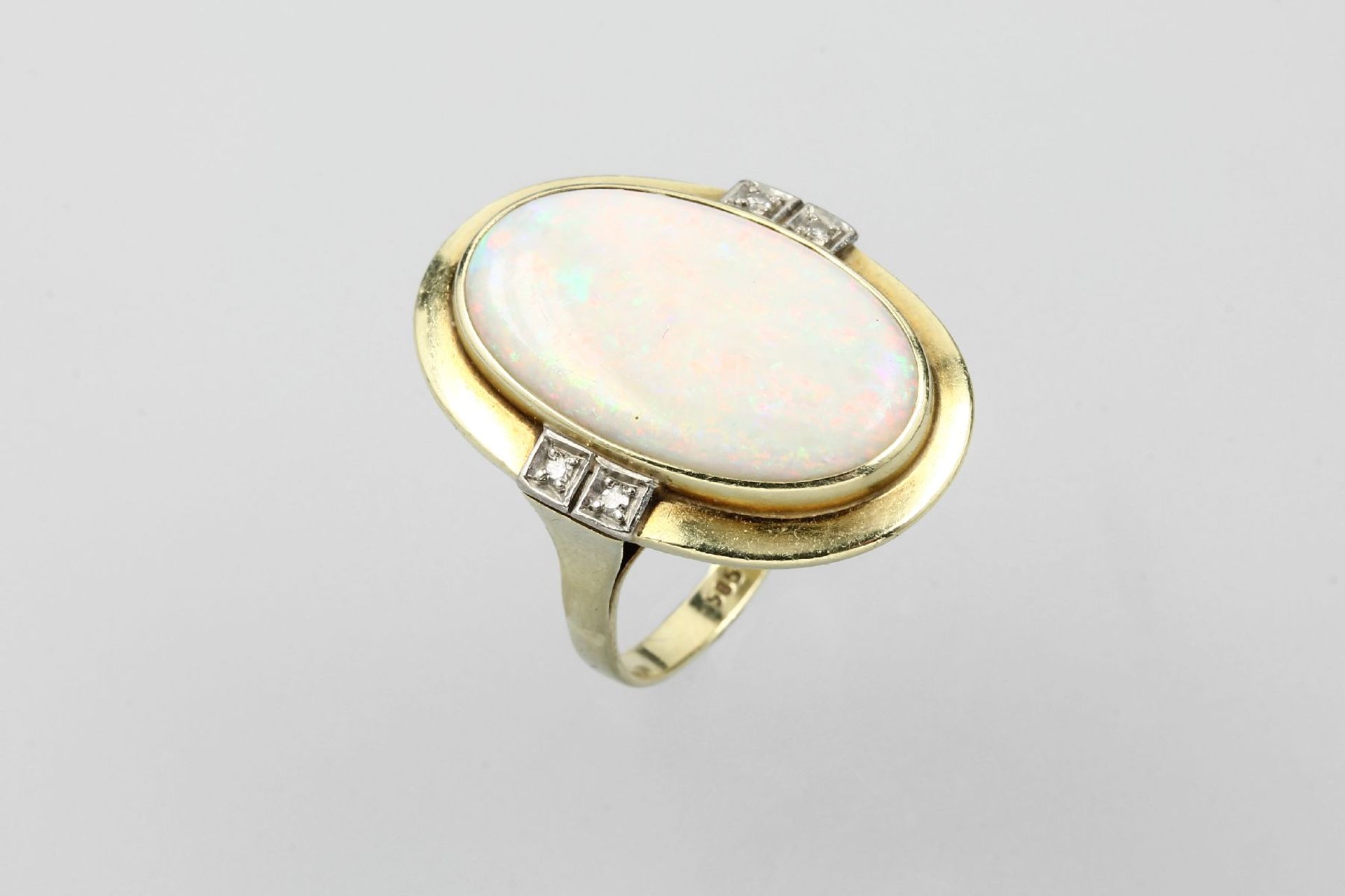 14 kt Gold Ring mit Opal und Diamanten, GG 585/000, mittig ovaler Opalcabochon ca. 9.0 ct, schönes