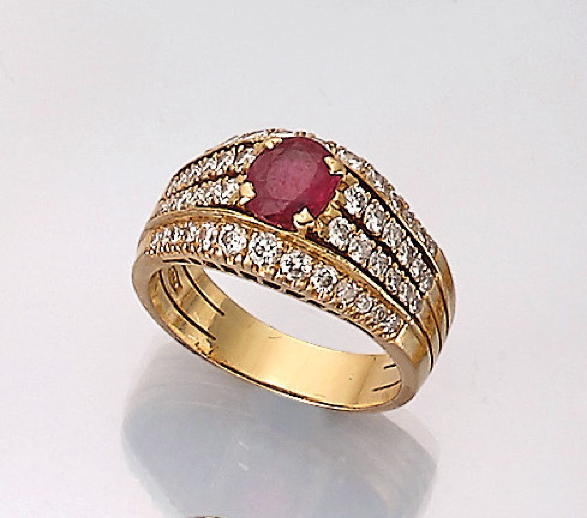 18 kt Gold Ring mit Rubin und Brillanten, GG 750/000, mittig mit einem ovalfacett. Rubinca. 1.50 ct,