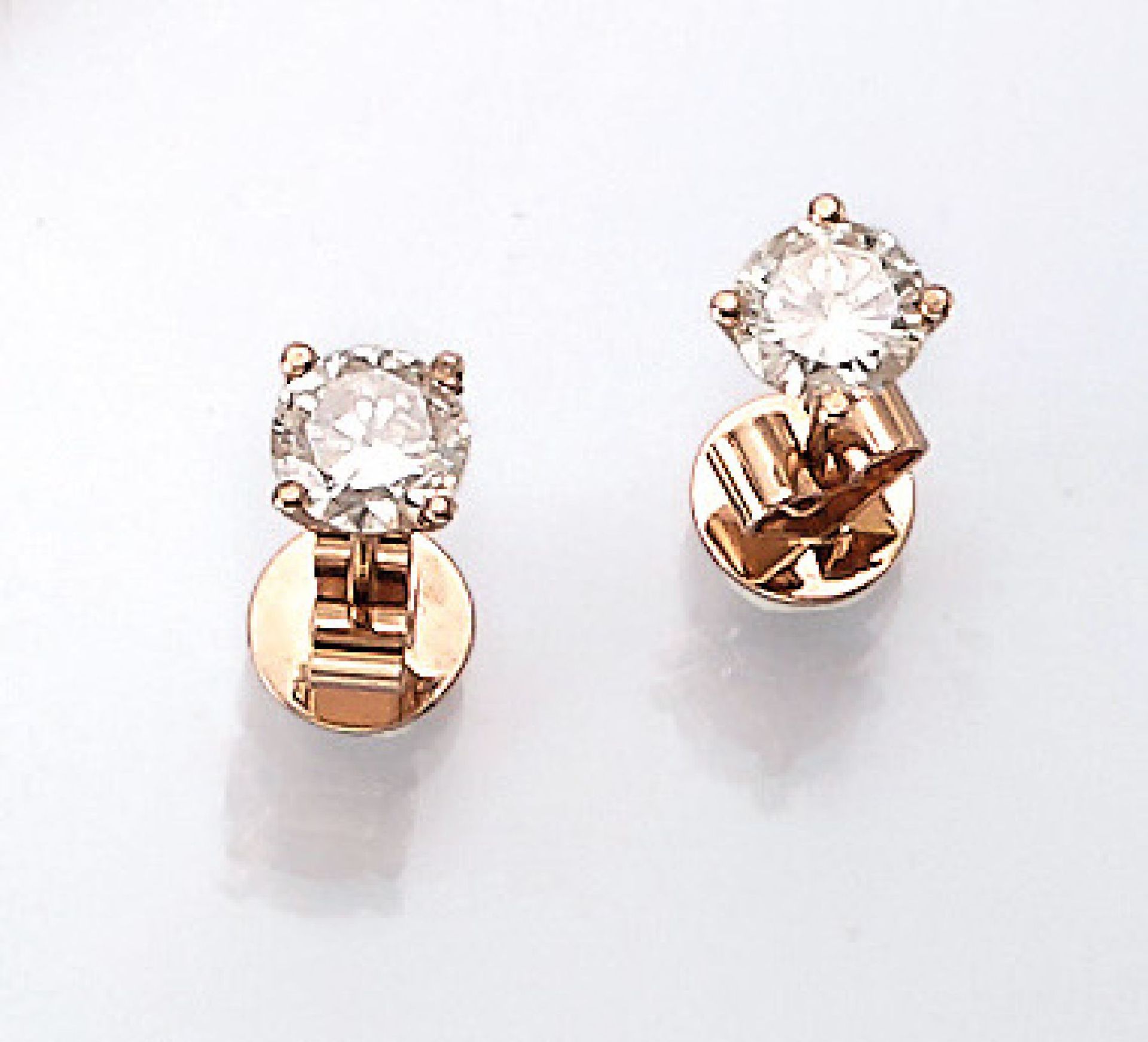 Paar 14 kt Gold Ohrstecker mit Brillanten, 2 Brillanten zus. ca. 1.24 ct Weiß-l.get. Weiß/p1,