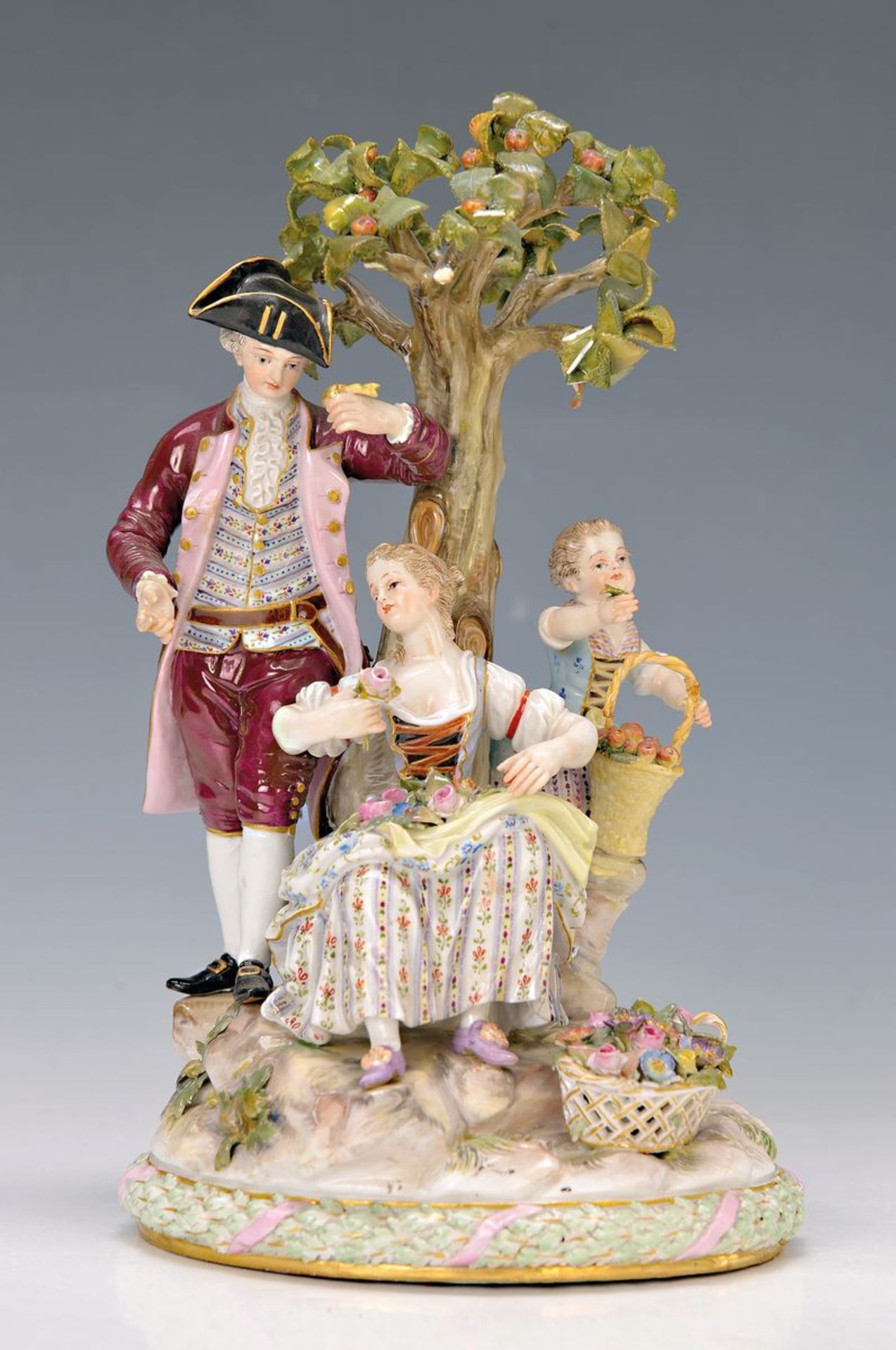 Porzellangruppe, Meissen, um 1880-90, drei Personen mit Blumen unter einem Apfelbaum, fein bunt