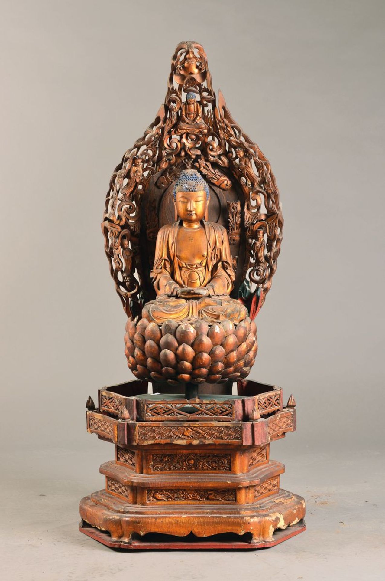Buddha-Altar, Nepal, um 1880-1900, Holz geschnitzt, rot und schwarz gefaßt mit Goldstaffage,