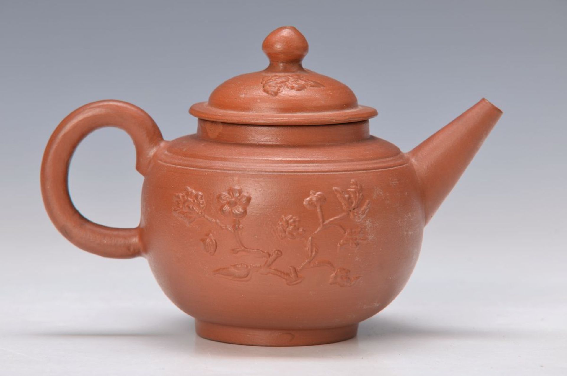 Teekanne, Böttger Steinzeug, um 1710-20, Deckel und Wandung mit Rankenrelief, Kakiemon, kurzer