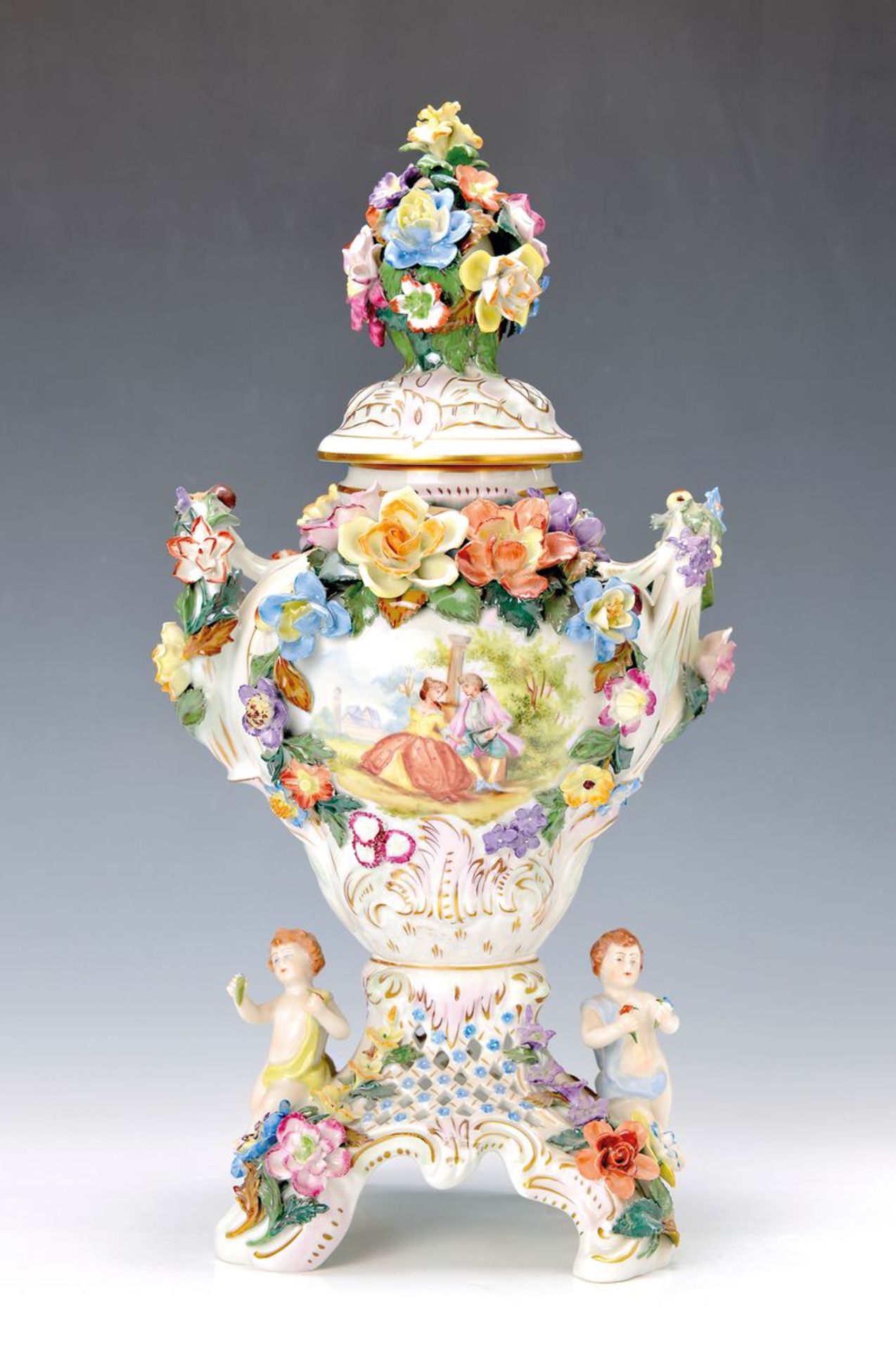 Potpourrivase/Deckelvase, Potschappel, Dresden, 80er Jahre, mit Putten und Blüten appliziert,