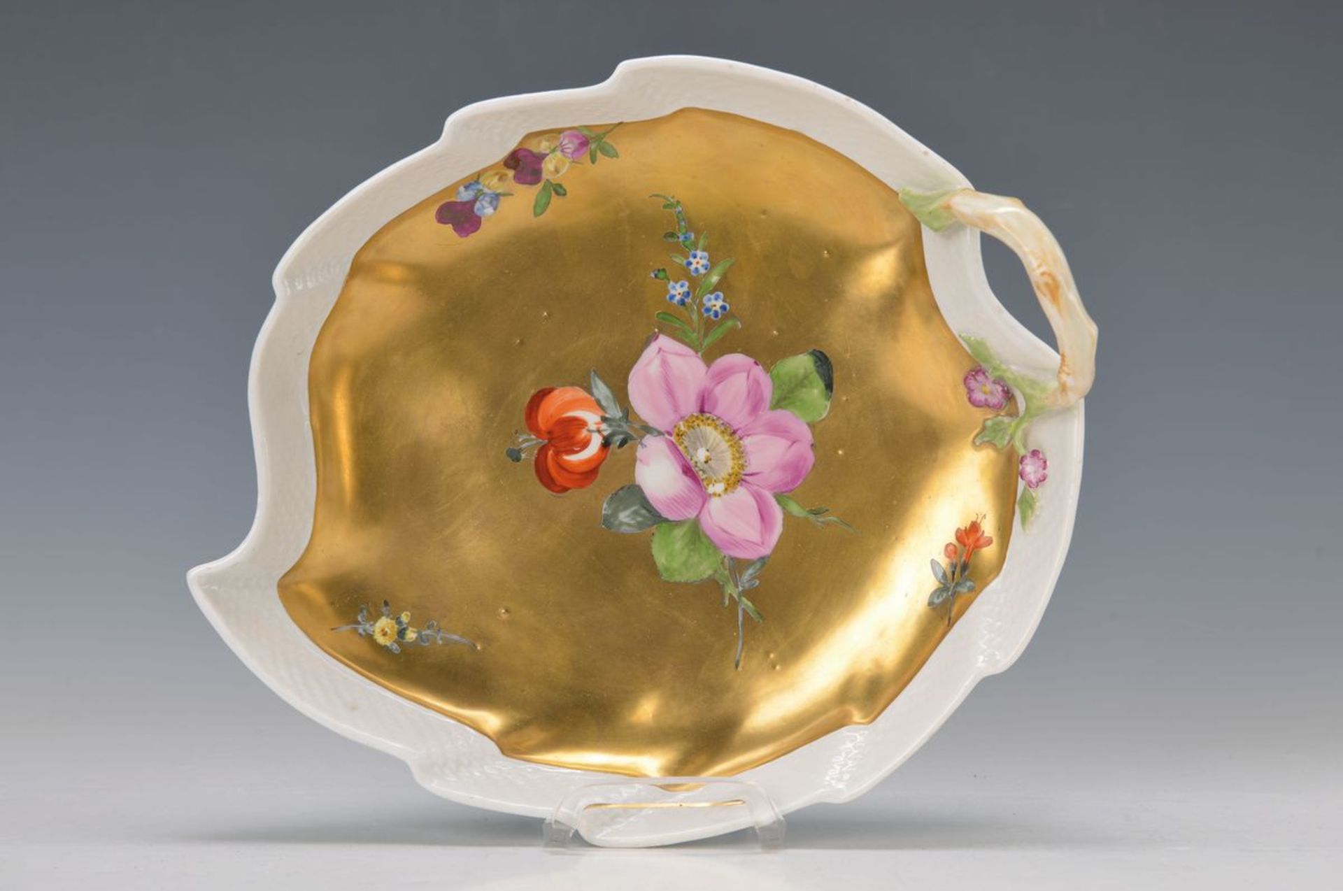 Blattschale aus dem Goldfondservice, Meissen, um 1760-65, Punktzeit, goldgrundig, Asthenkel, feine